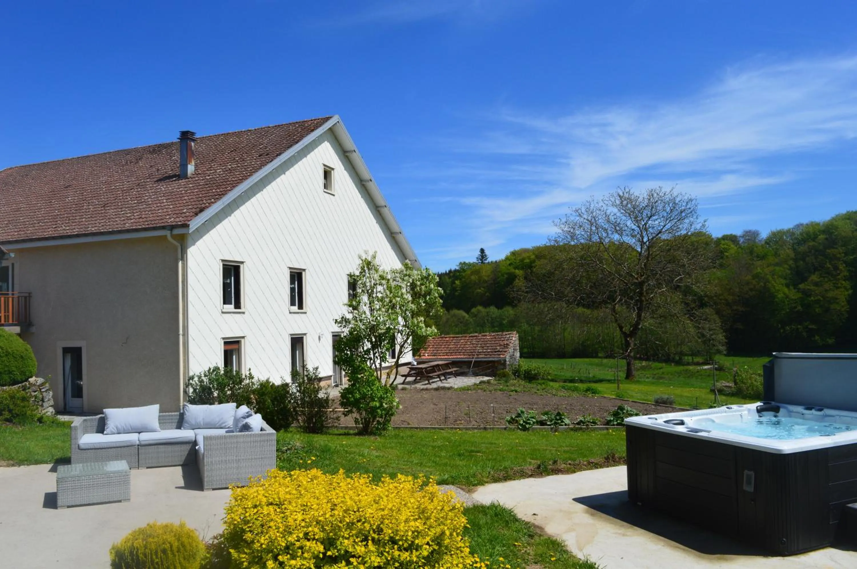 Hot Tub in Chambres d'hôtes La Trottelée