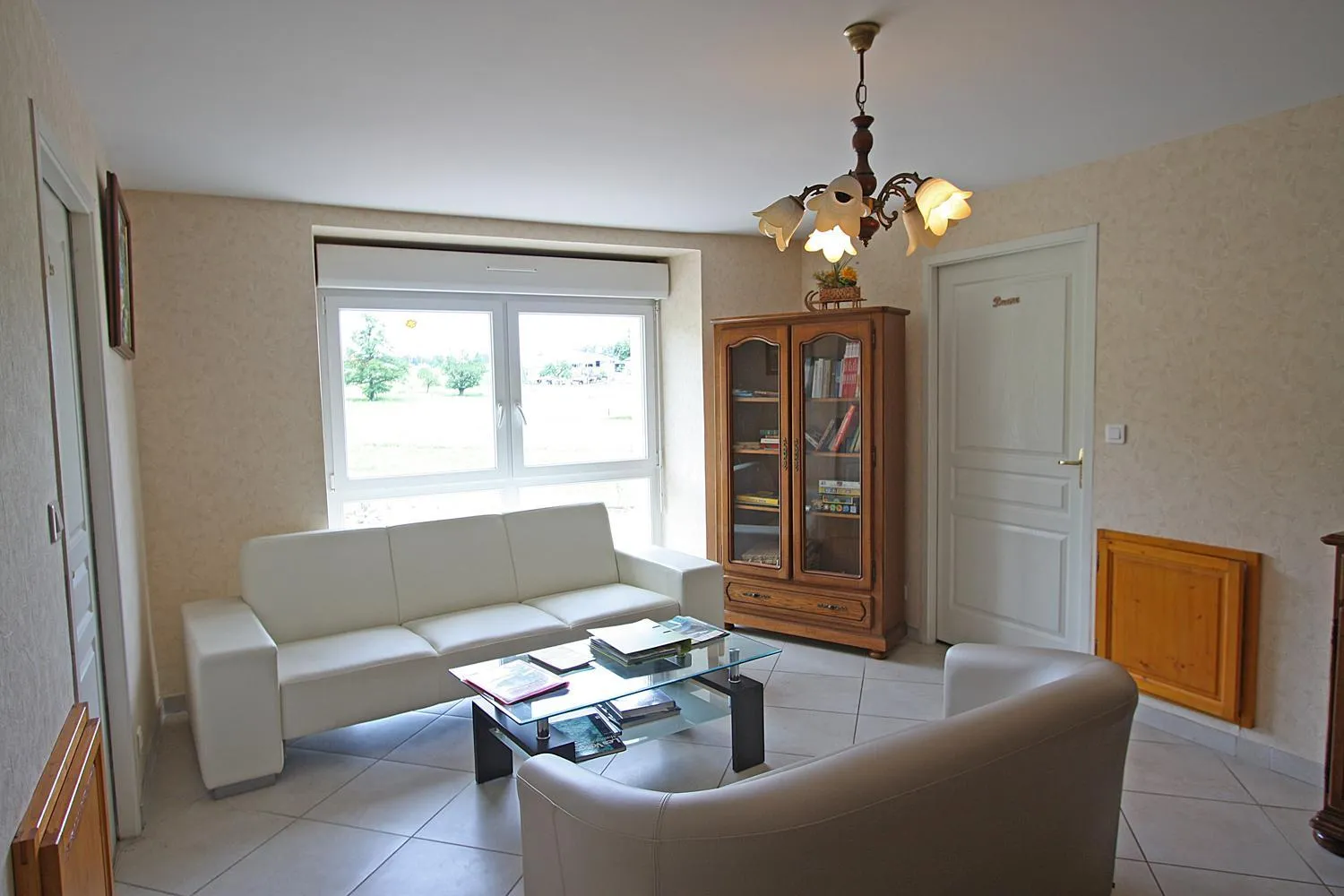 Communal lounge/ TV room in Chambres d'hôtes La Trottelée