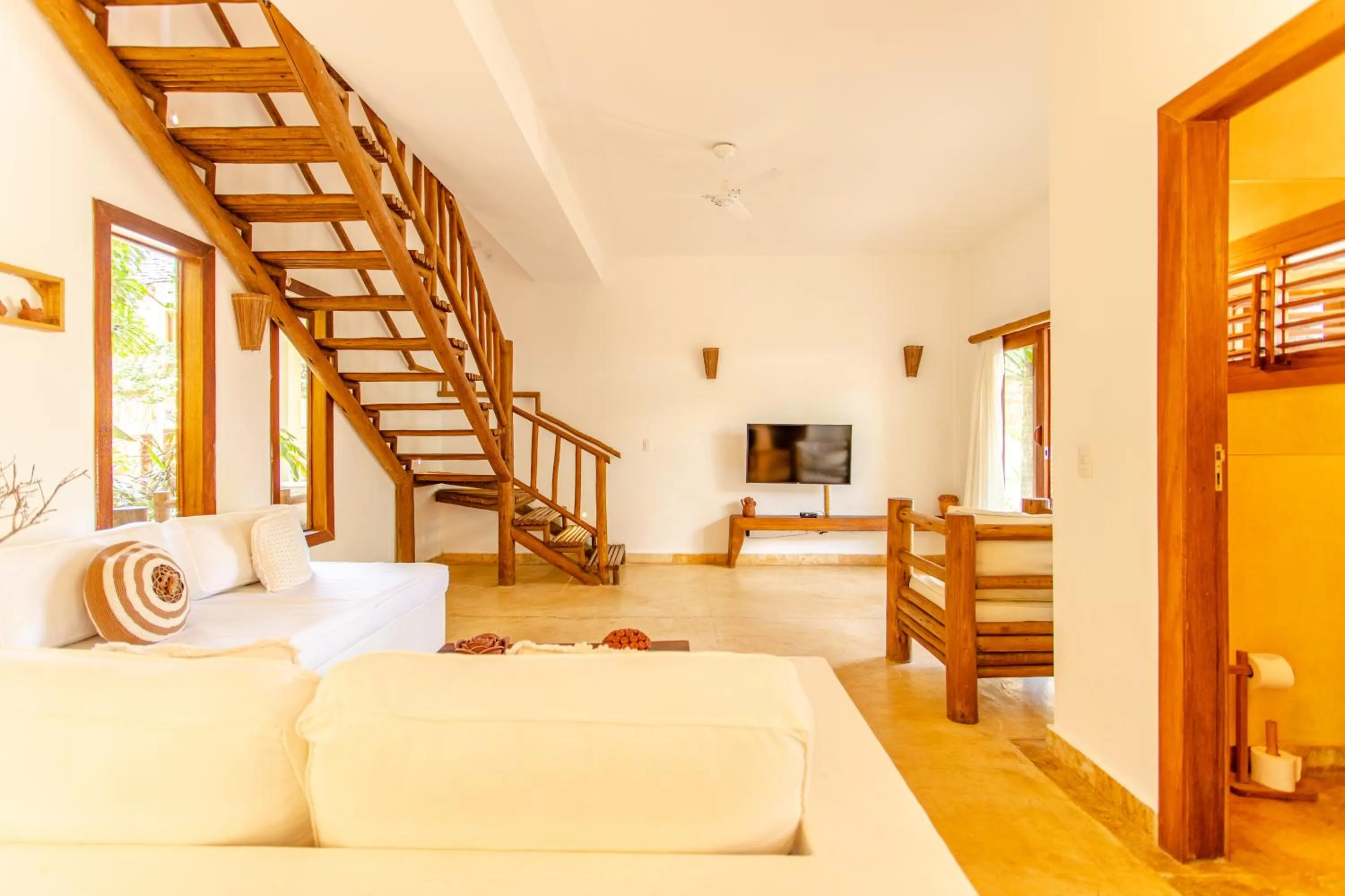 Communal lounge/ TV room in CasaLô Hotel