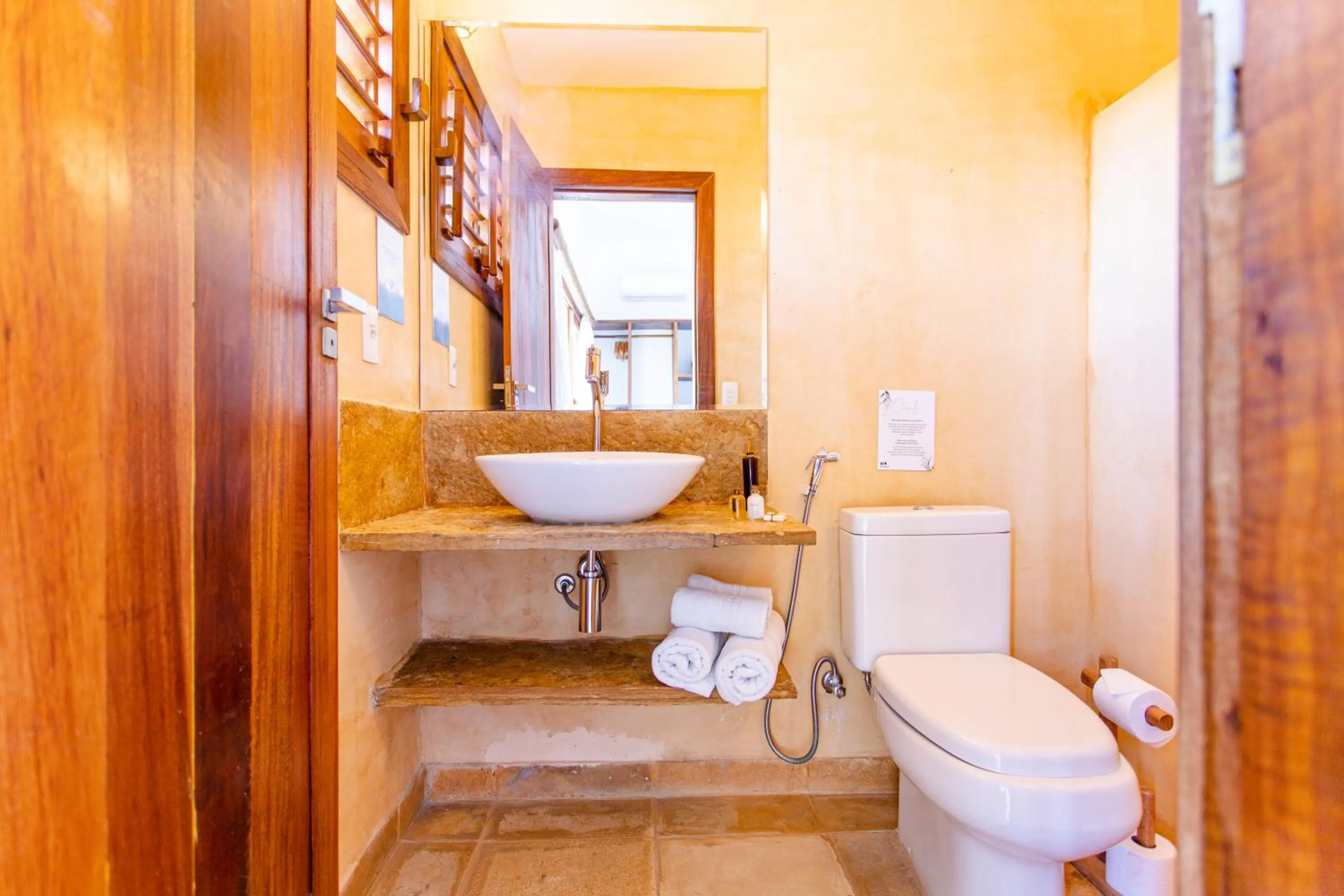 Toilet in CasaLô Hotel