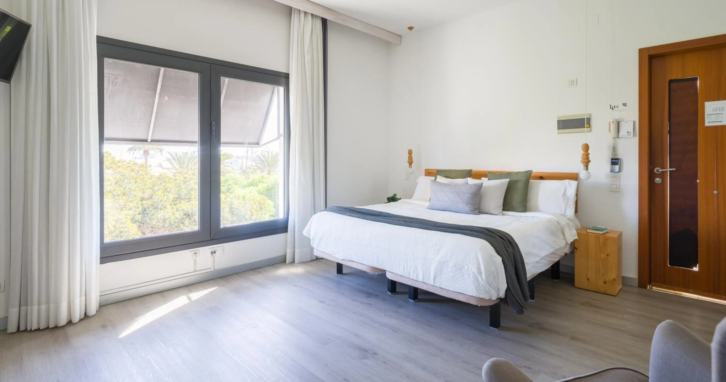 Bedroom, Bed in Bed and Chic