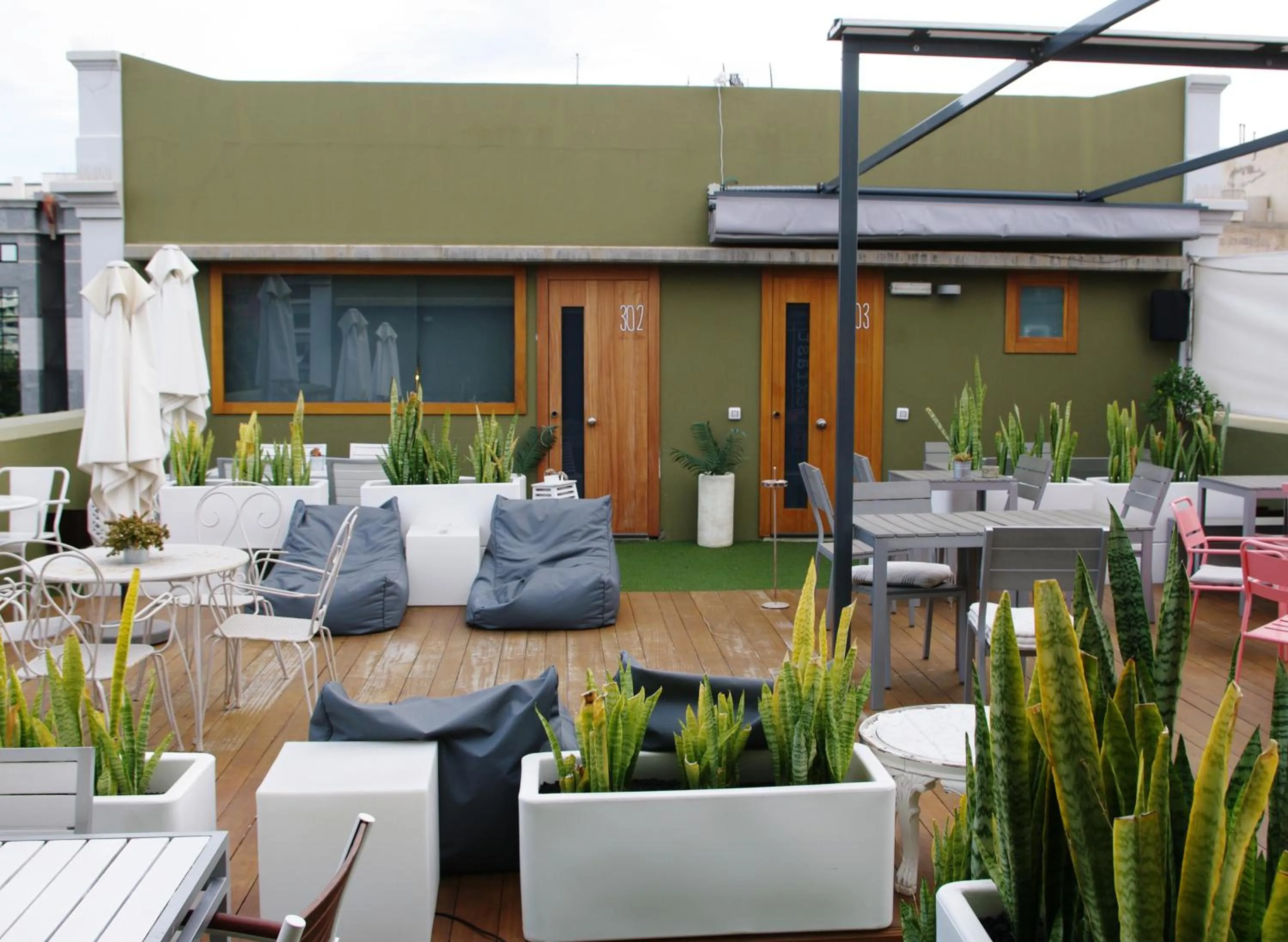 Balcony/Terrace in Bed and Chic