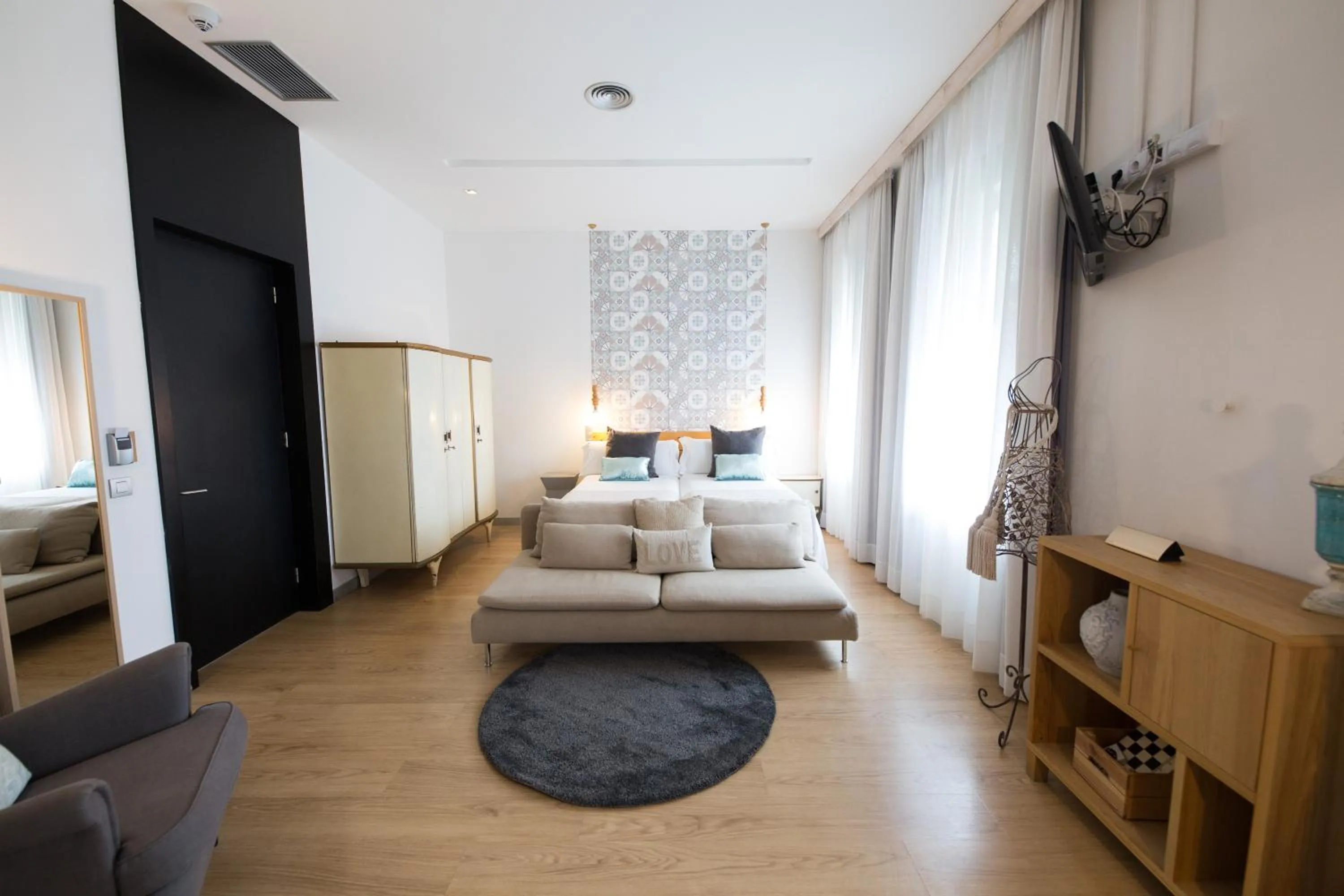 Photo of the whole room in Bed and Chic