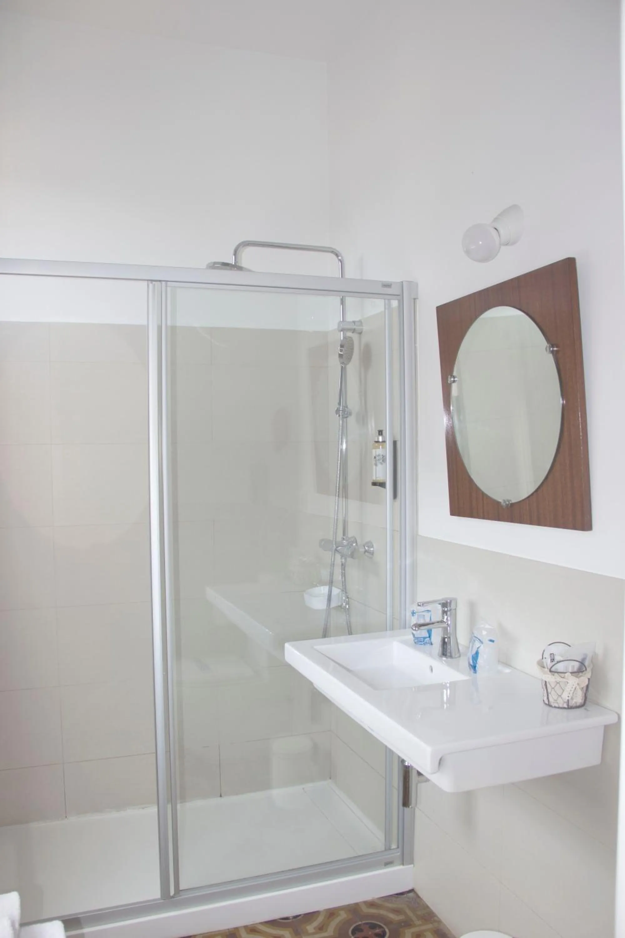 Shower in Bed and Chic