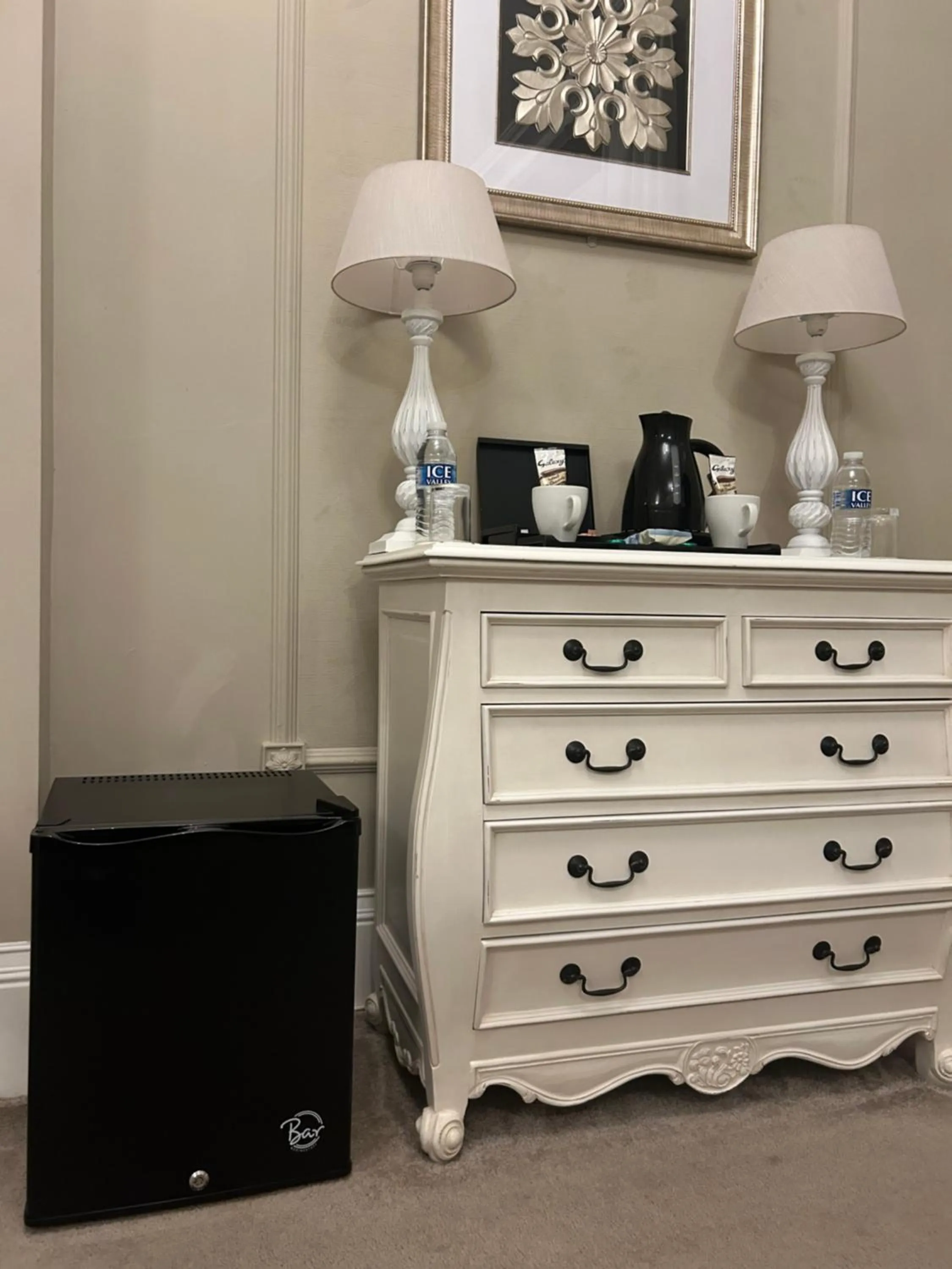 minibar in Lansdowne House with Private Car Park