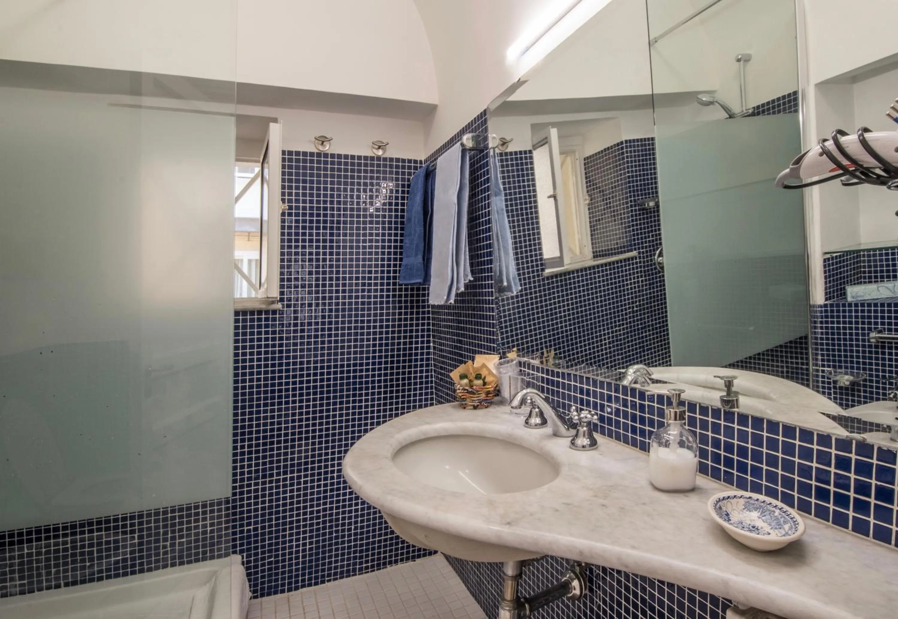 Shower in Barù in Chiaia