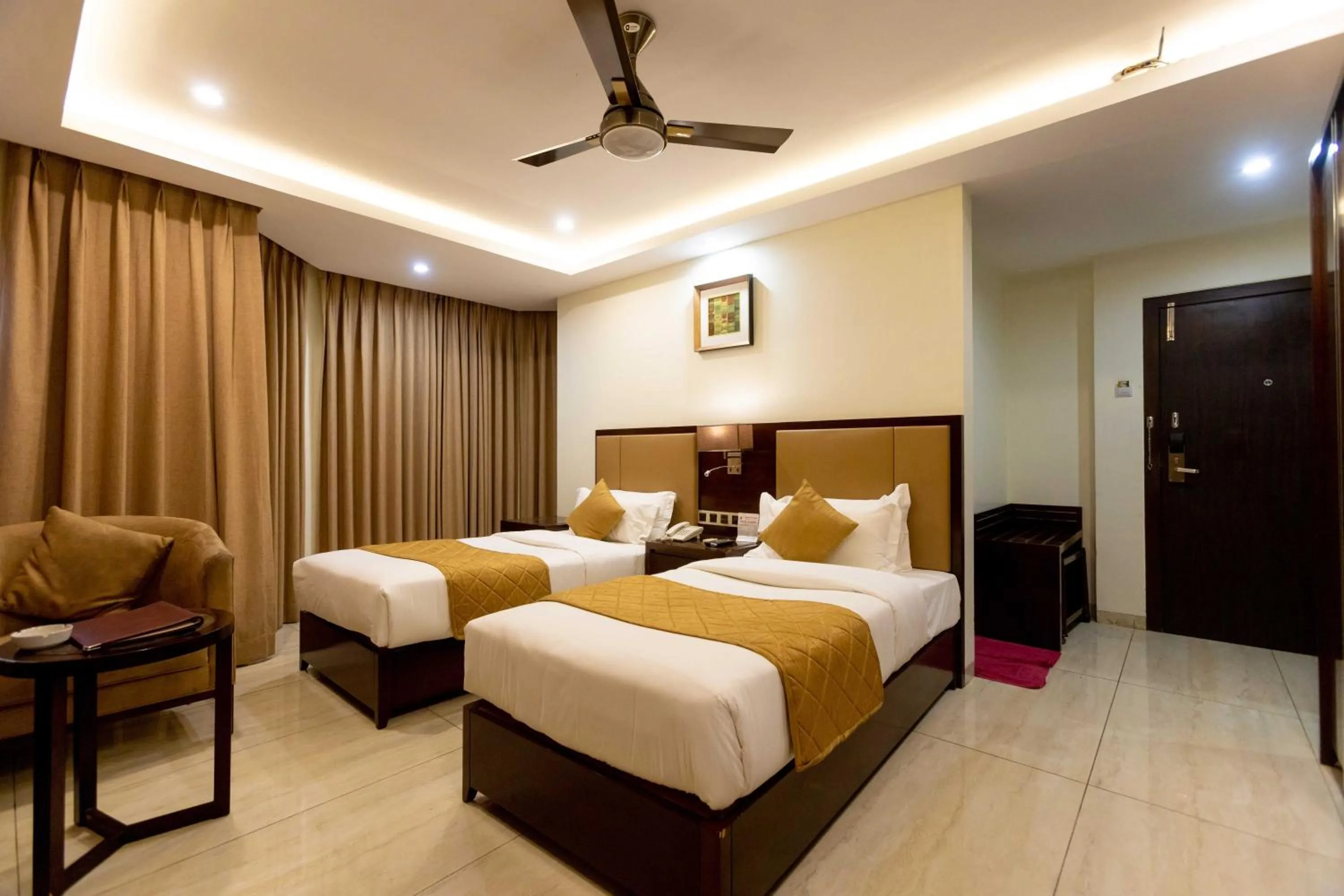 Bedroom, Bed in Hotel Godwin - Colaba