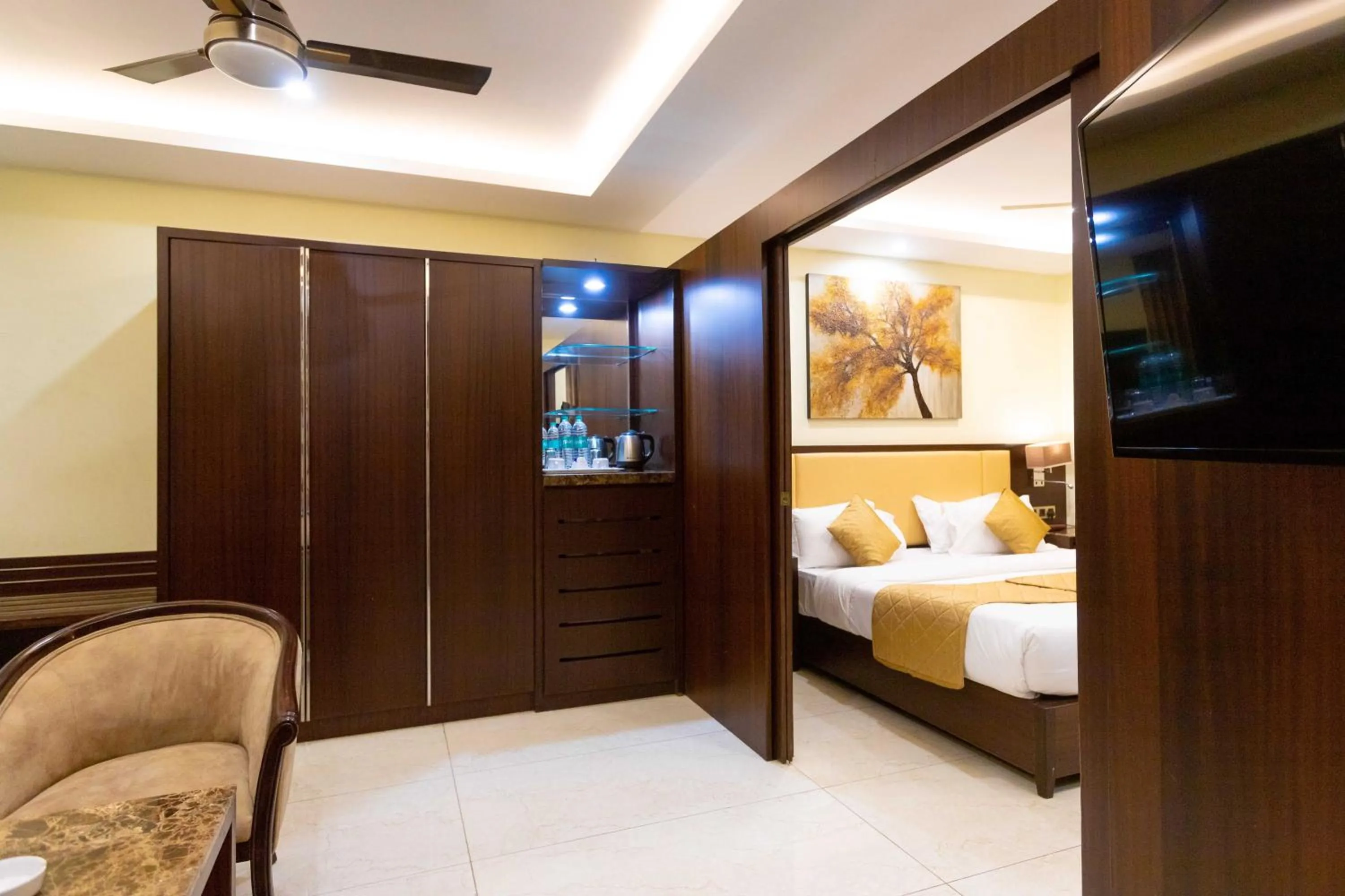Living room, Bed in Hotel Godwin - Colaba