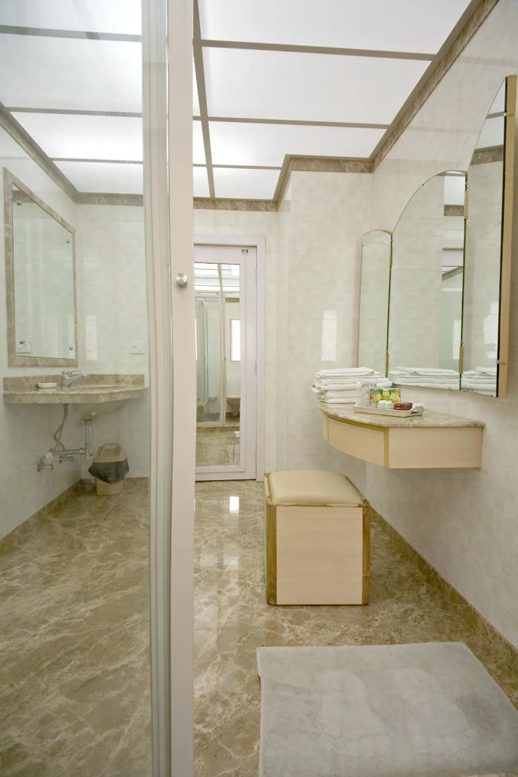Bathroom in Hotel Godwin - Colaba