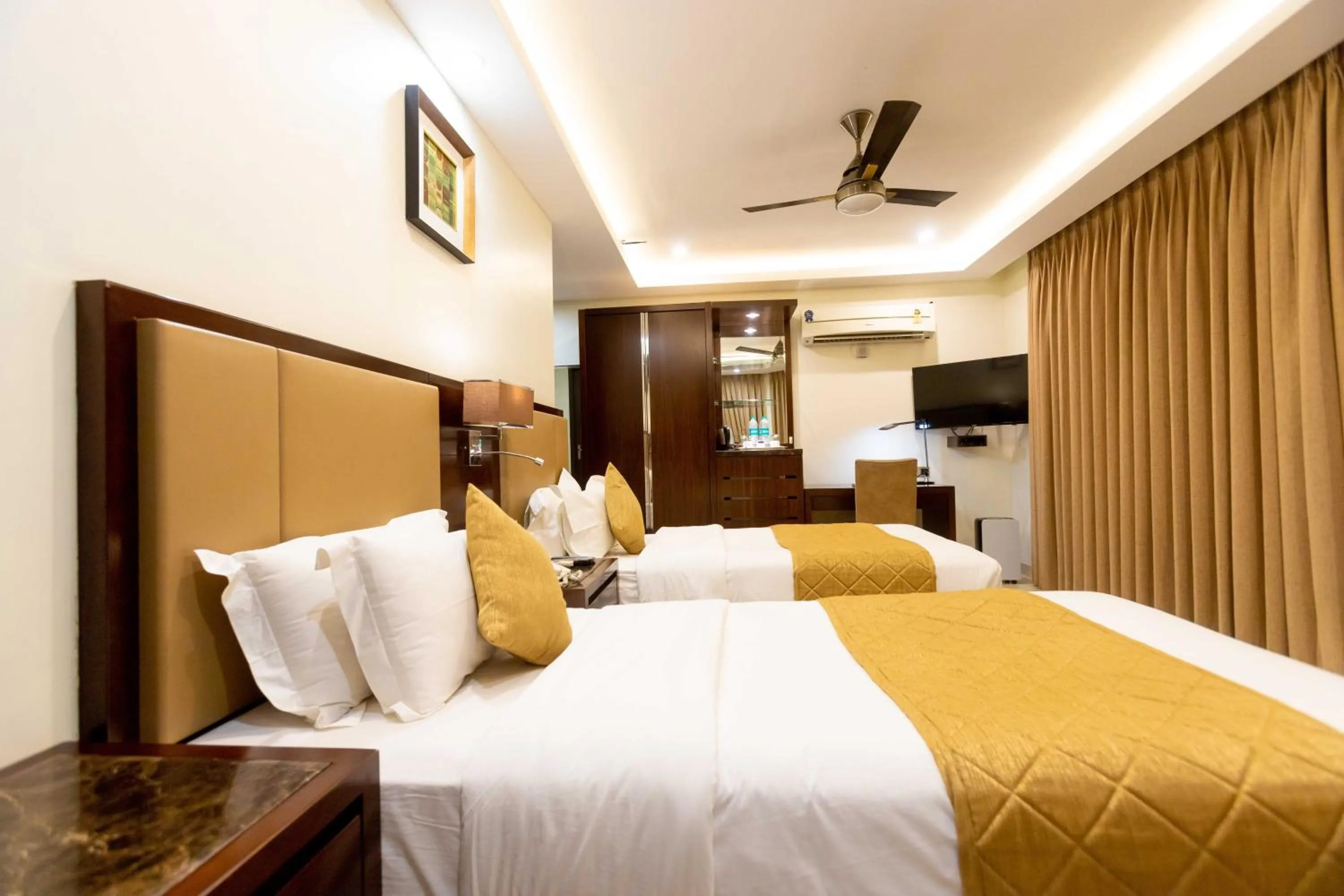 Bedroom, Bed in Hotel Godwin - Colaba