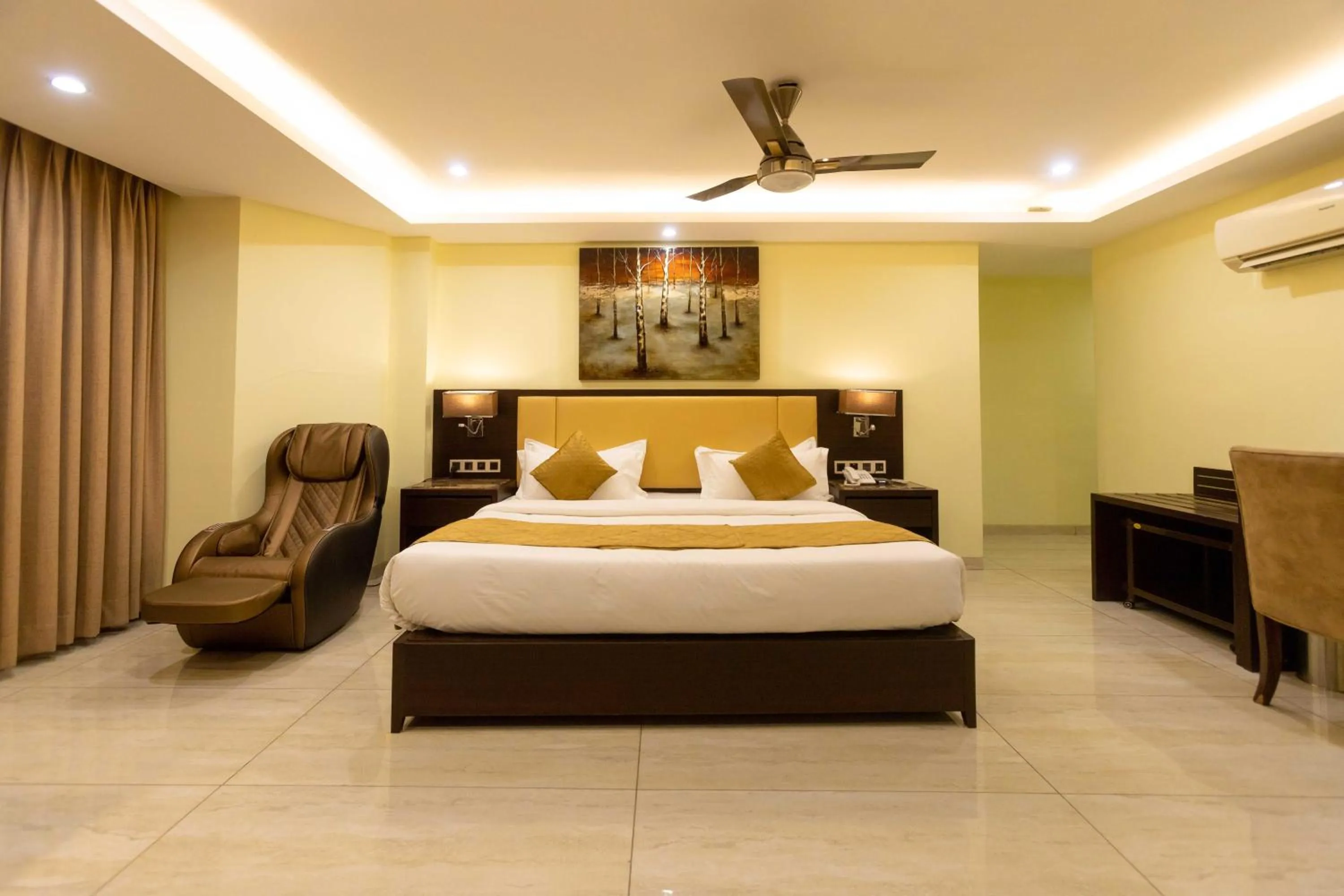 Photo of the whole room, Bed in Hotel Godwin - Colaba