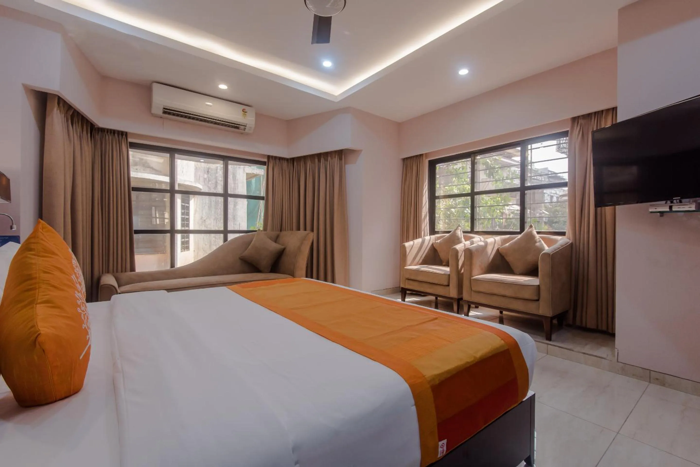 Bedroom, Bed in Hotel Godwin - Colaba