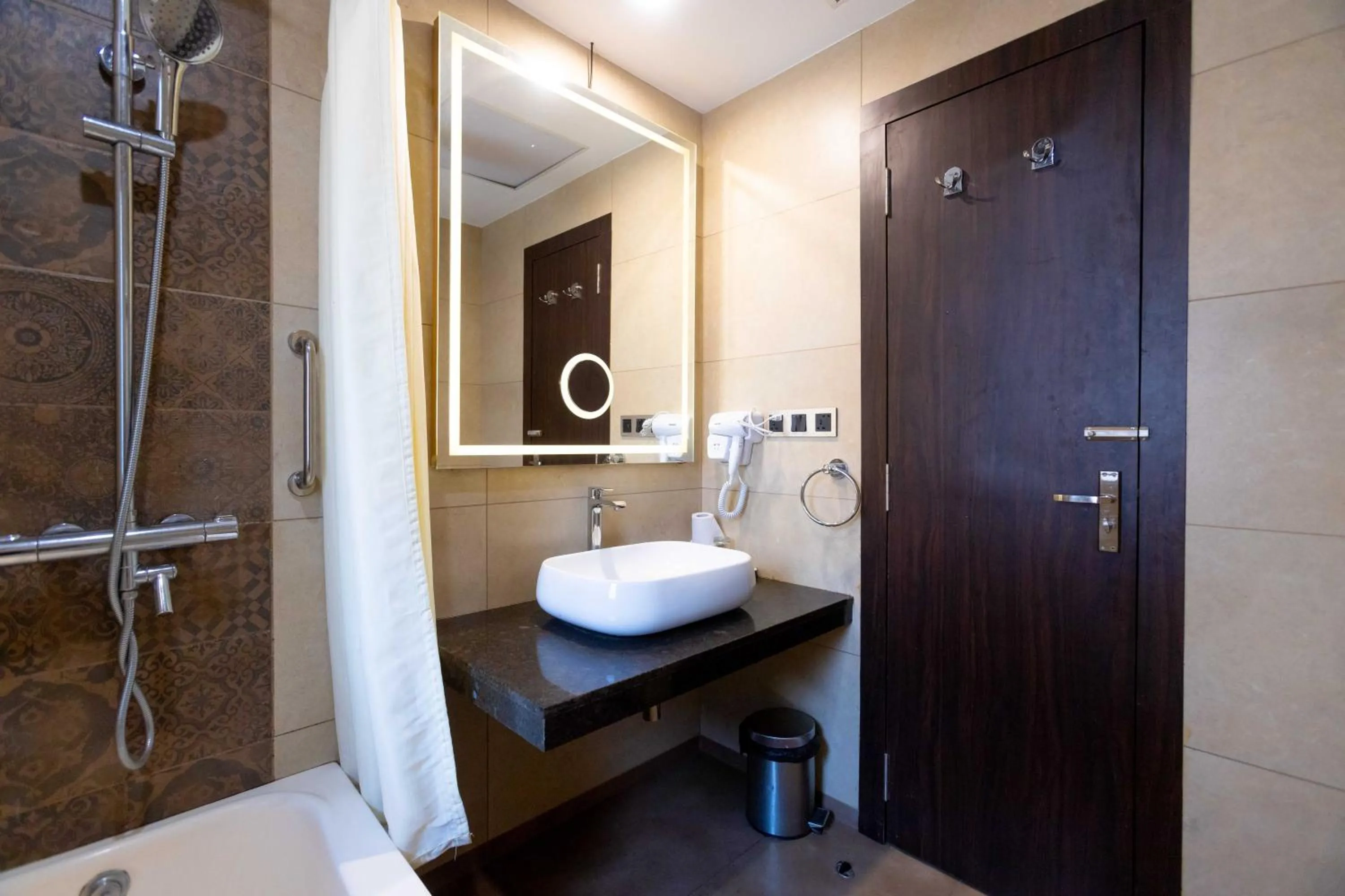 Shower in Hotel Godwin - Colaba