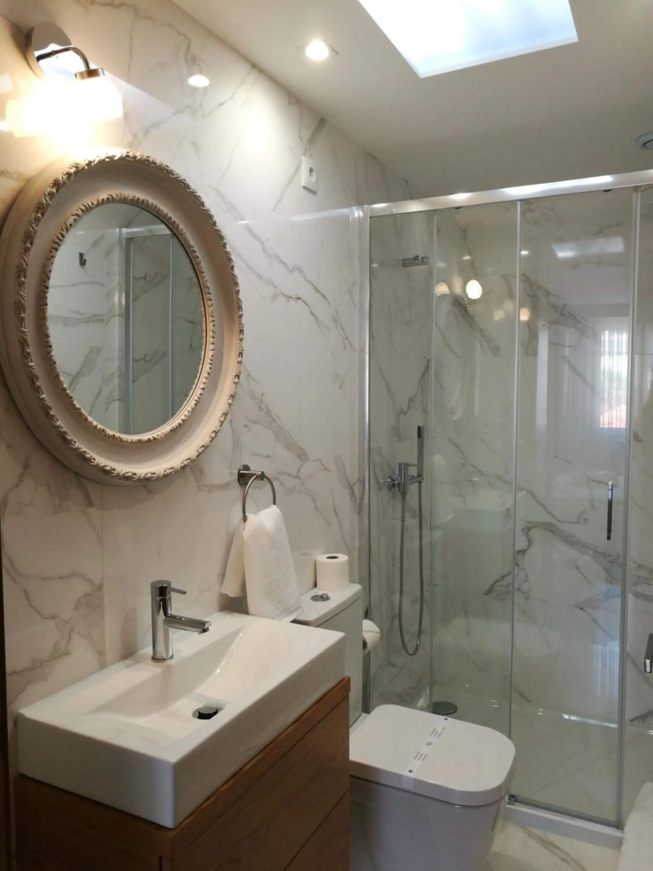 Shower in Hostel Gaia Porto