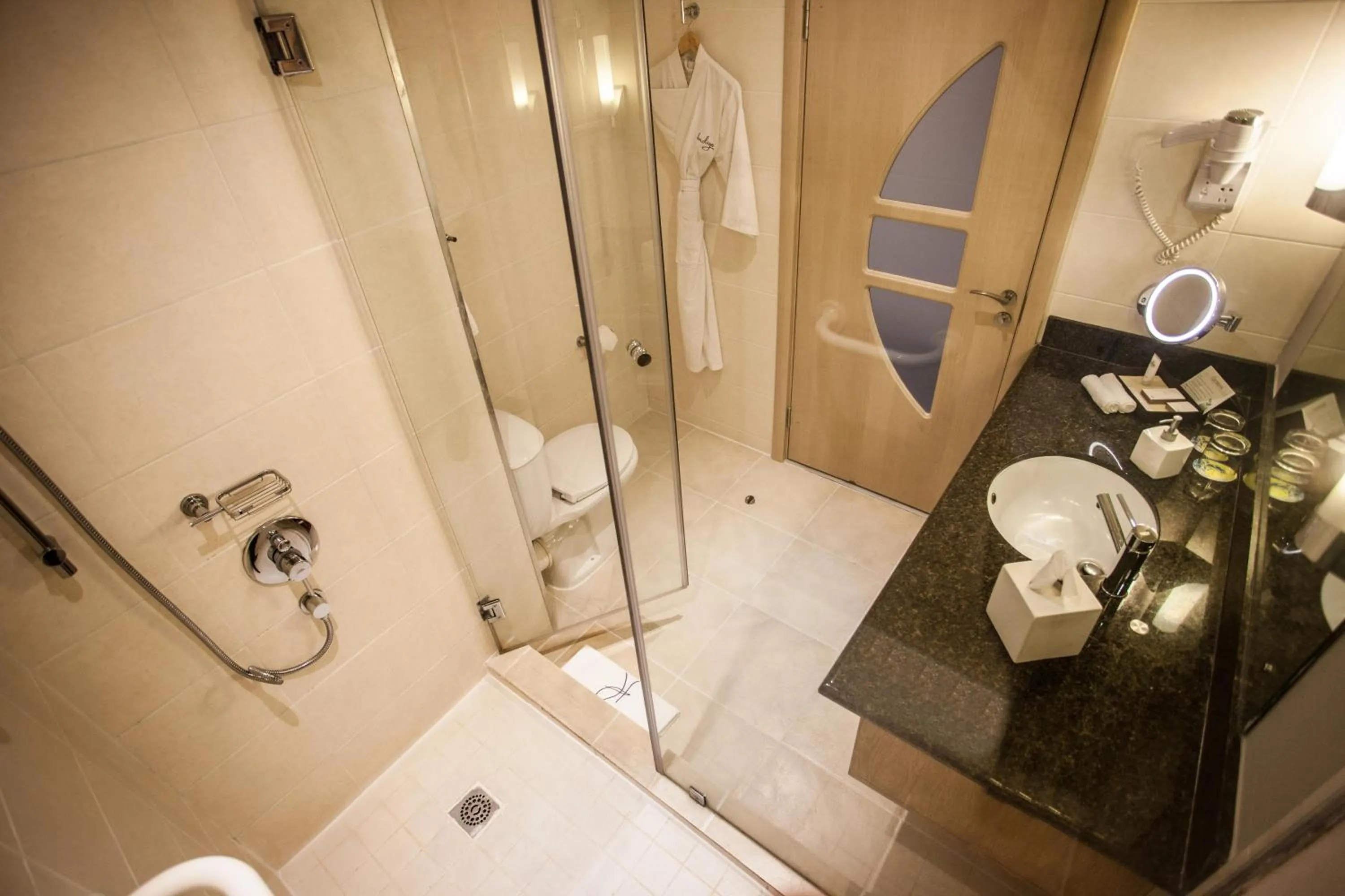 Shower in Hennessy Park Hotel