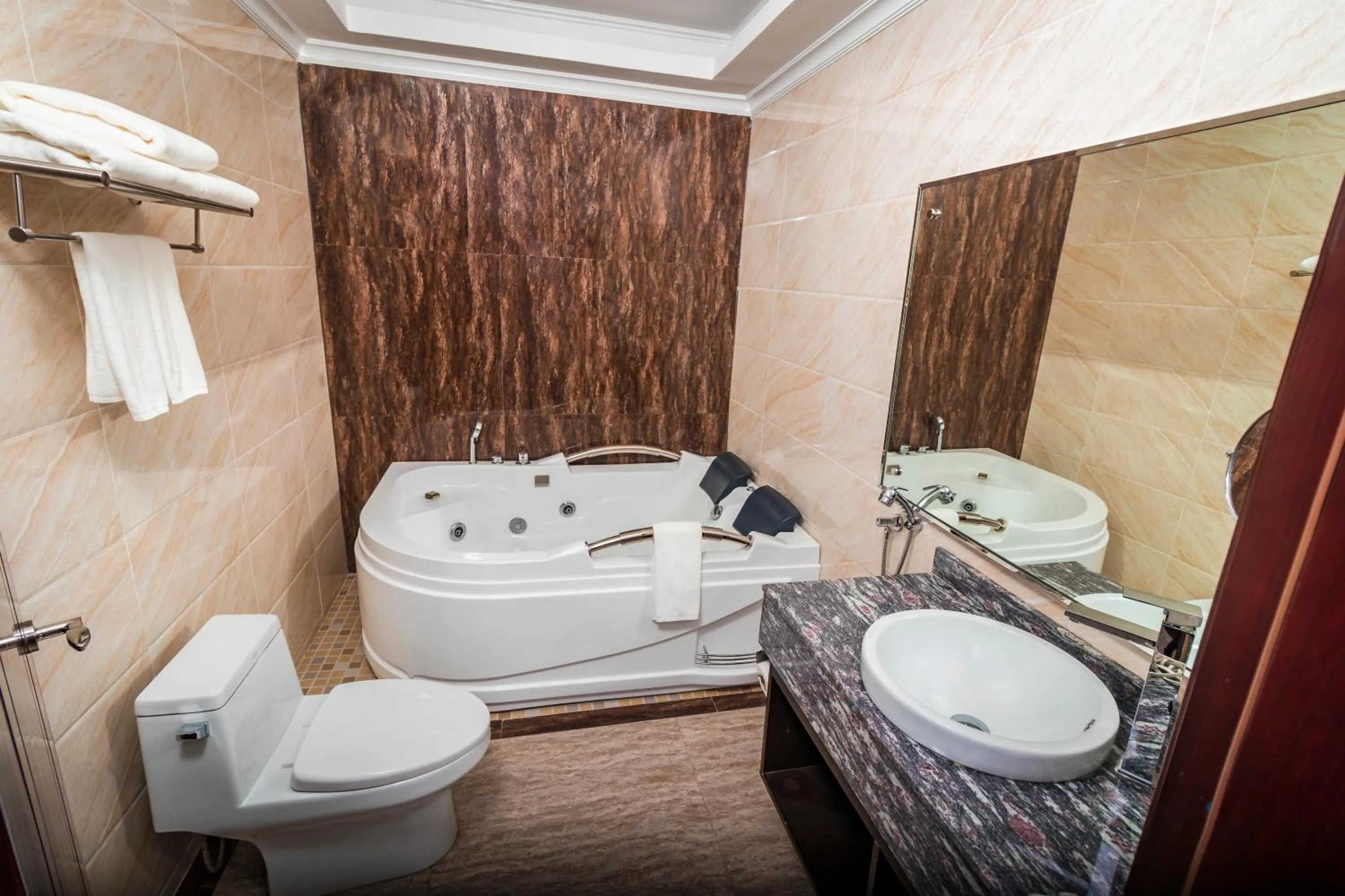 Shower in Hotel City Plaza & Suites