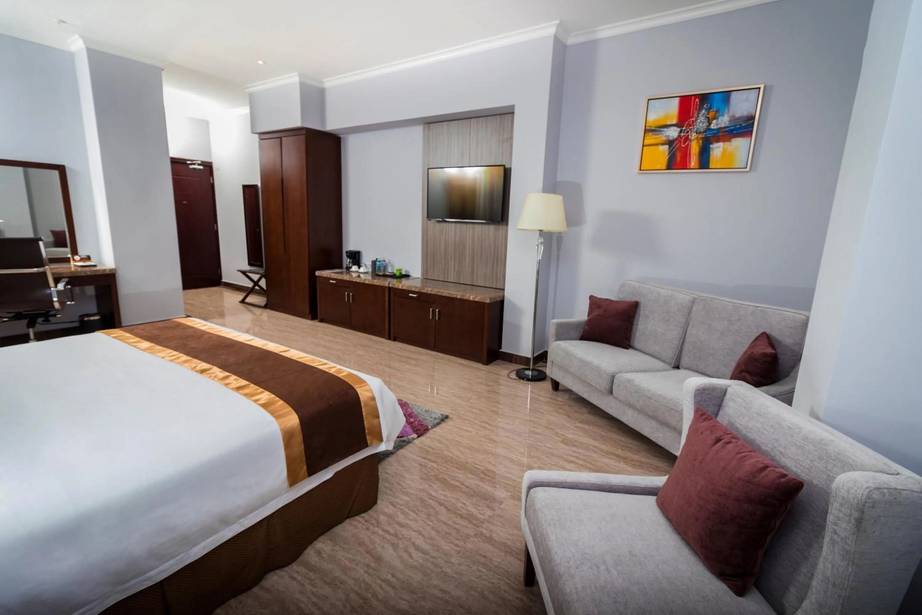 Bed in Hotel City Plaza & Suites