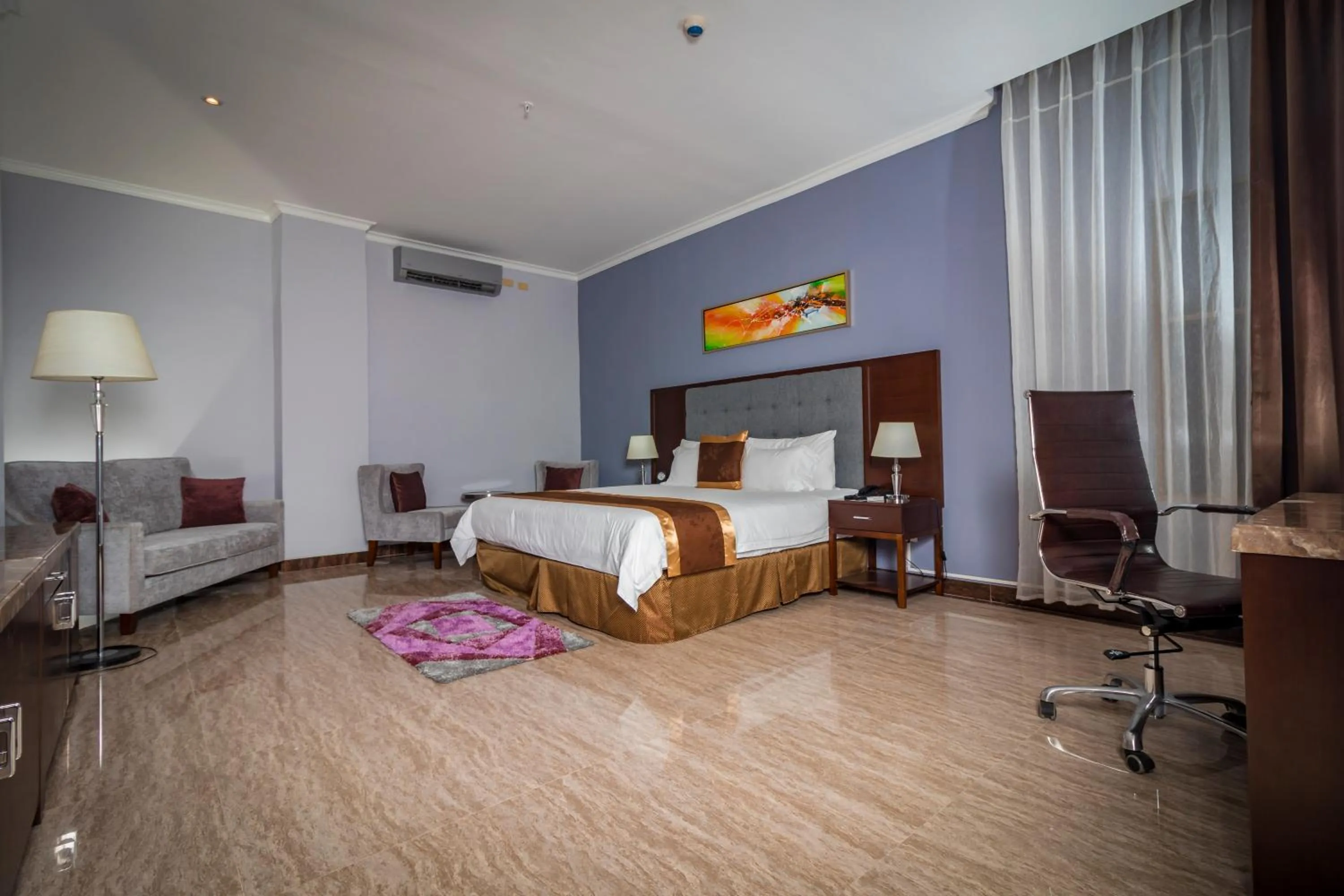 Bed in Hotel City Plaza & Suites