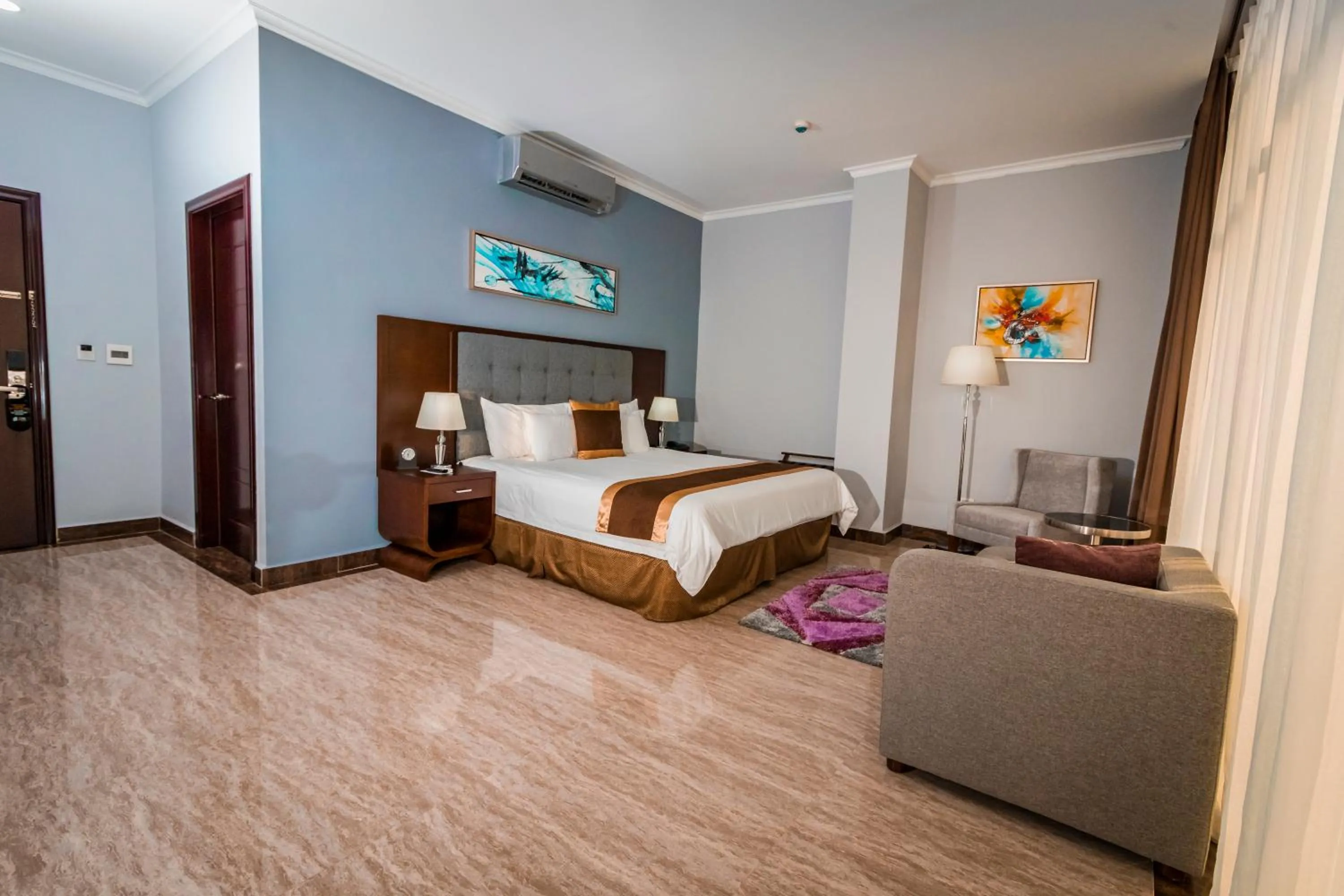 Bed in Hotel City Plaza & Suites