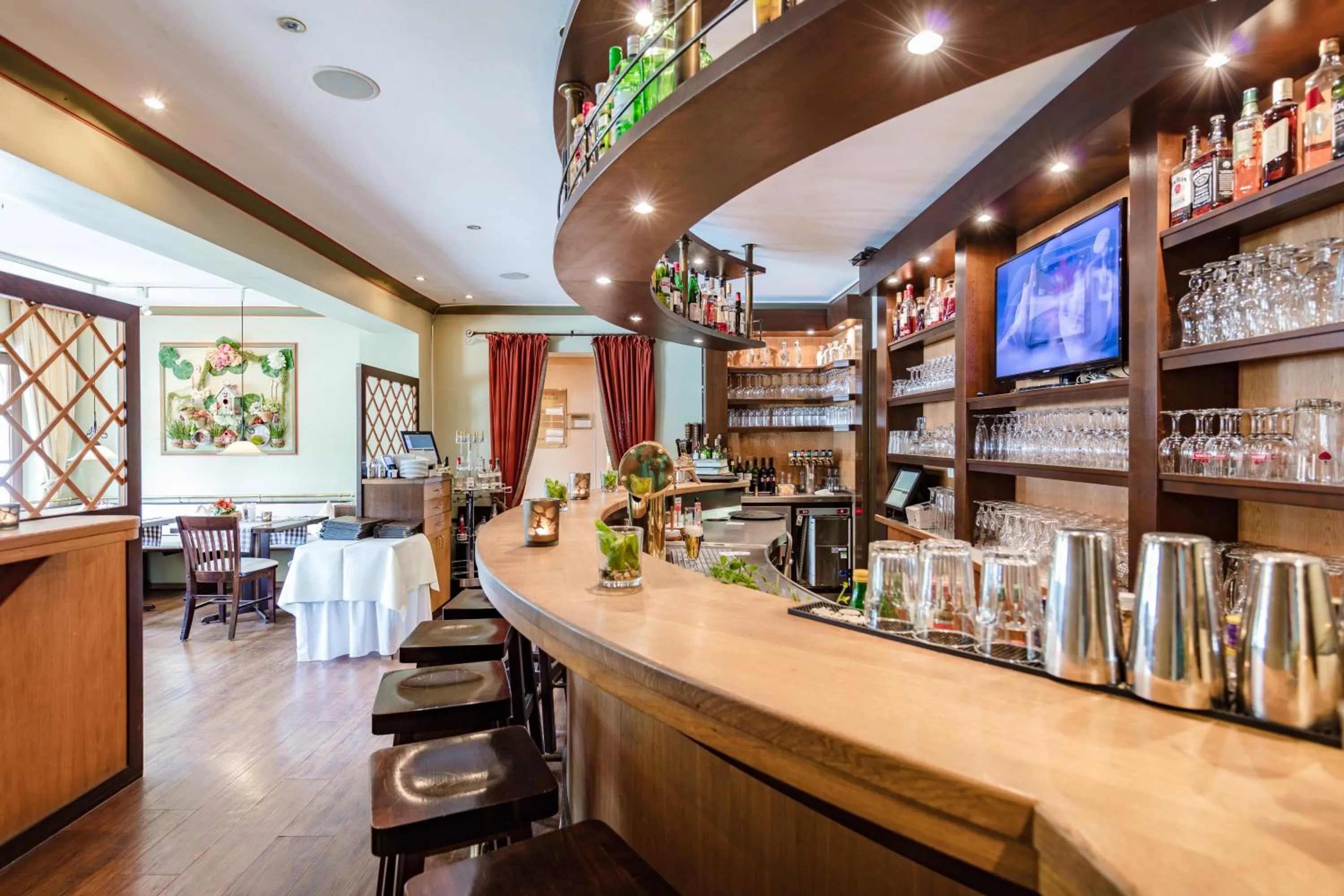 Restaurant/places to eat in Hotel Business & More