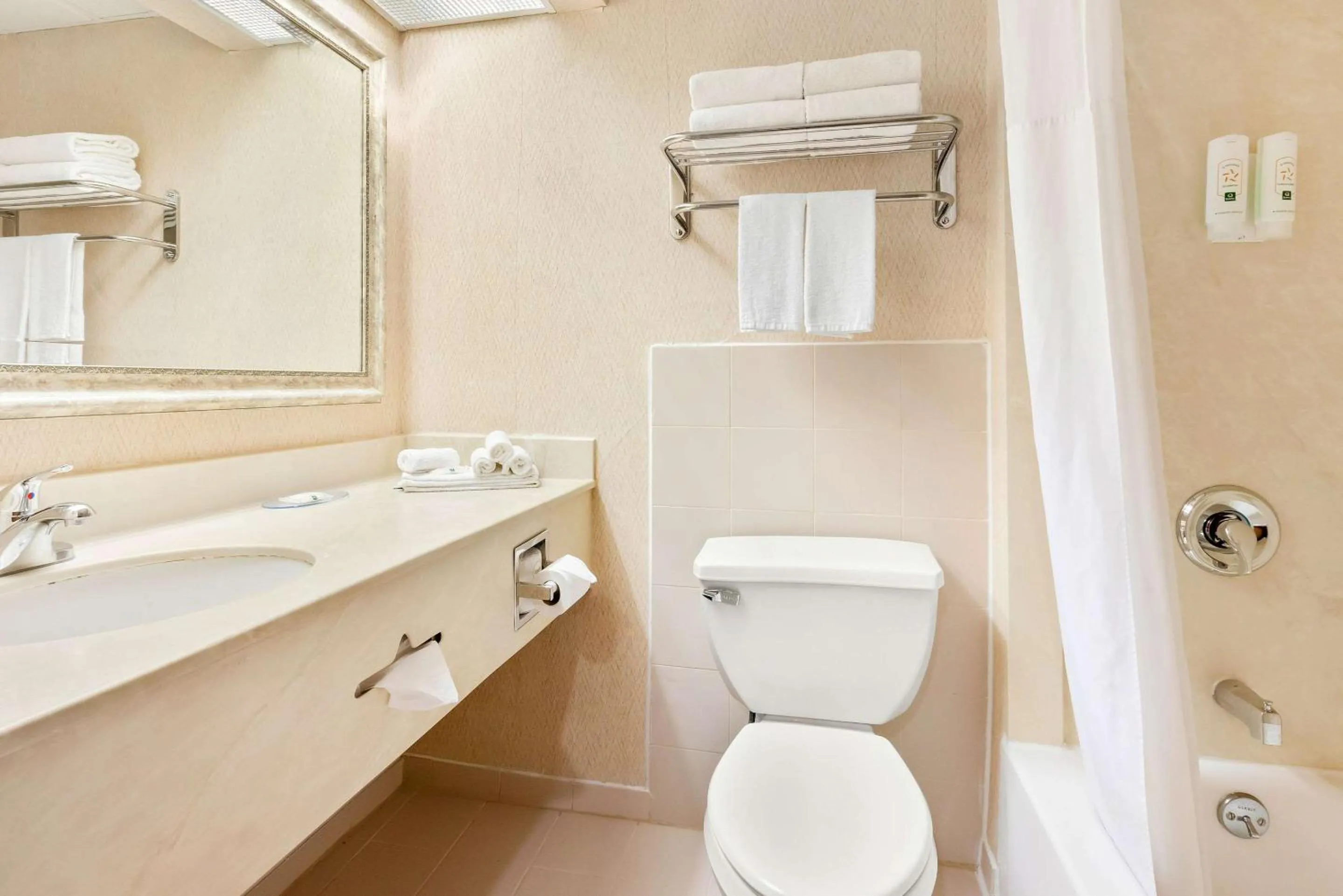 Bedroom in Quality Inn Edison-New Brunswick