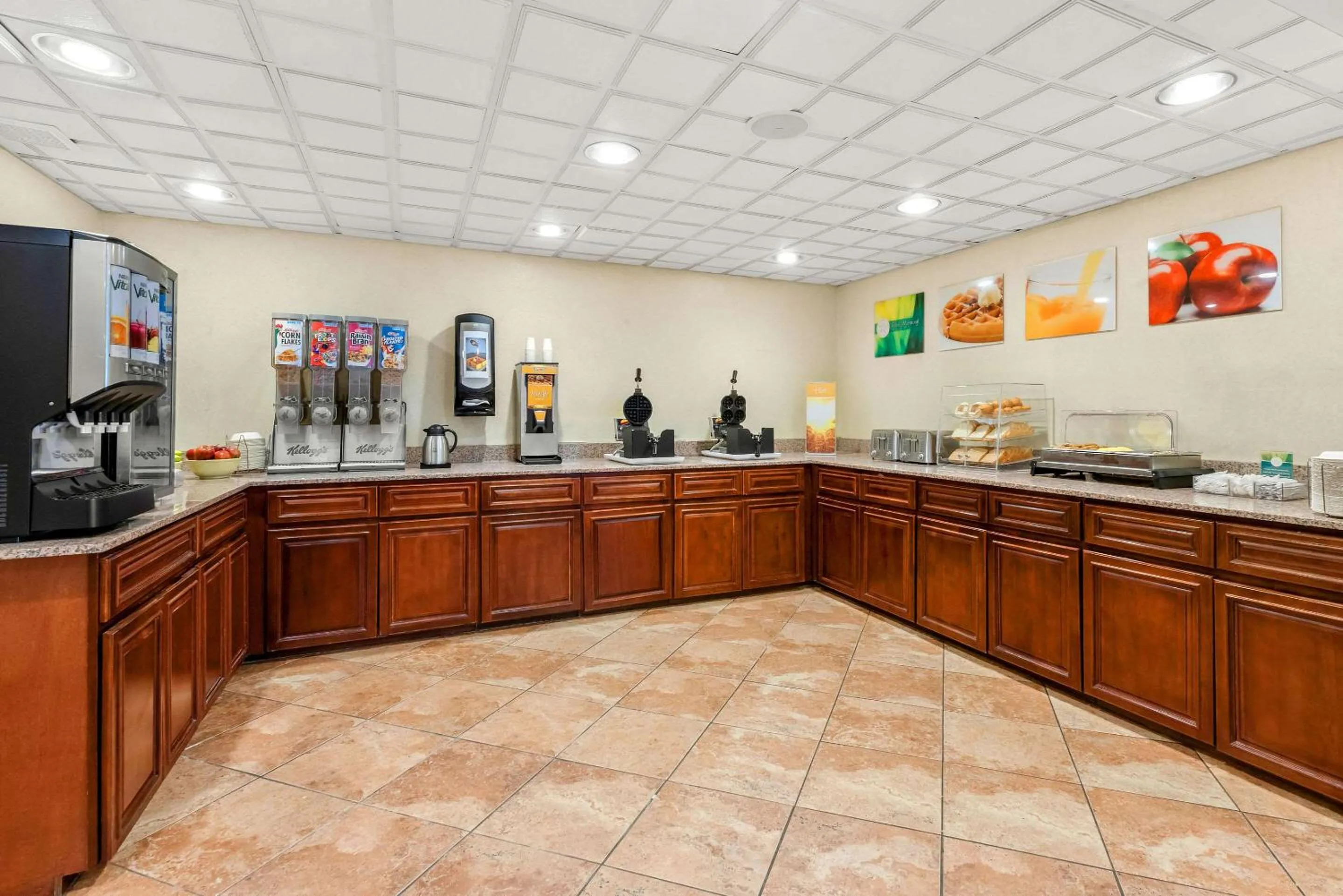 Breakfast in Quality Inn Edison-New Brunswick