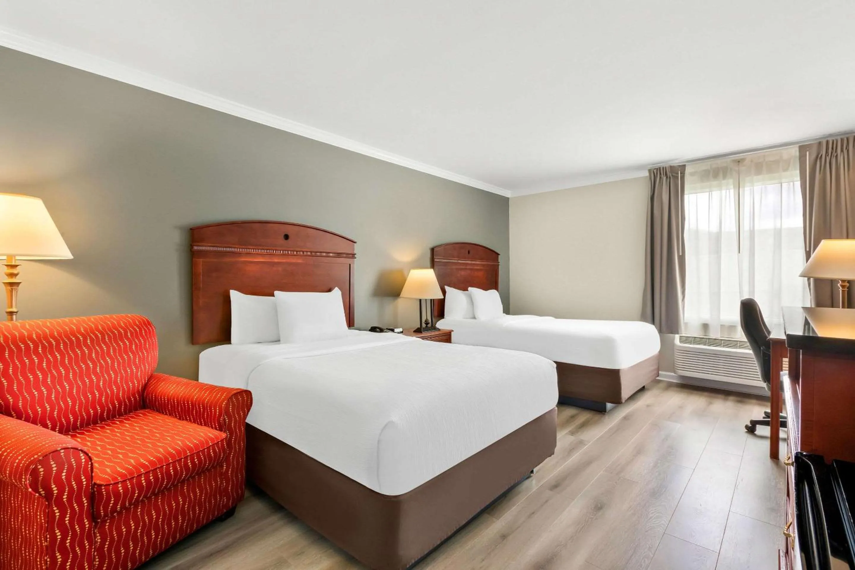 Bedroom, Bed in Quality Inn Edison-New Brunswick