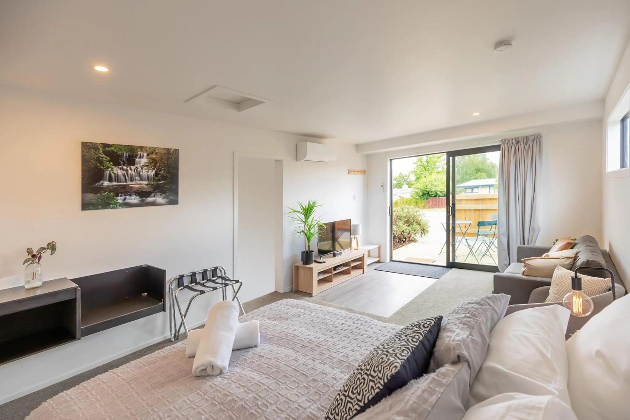 Property building, Bed in The Willows Wanaka