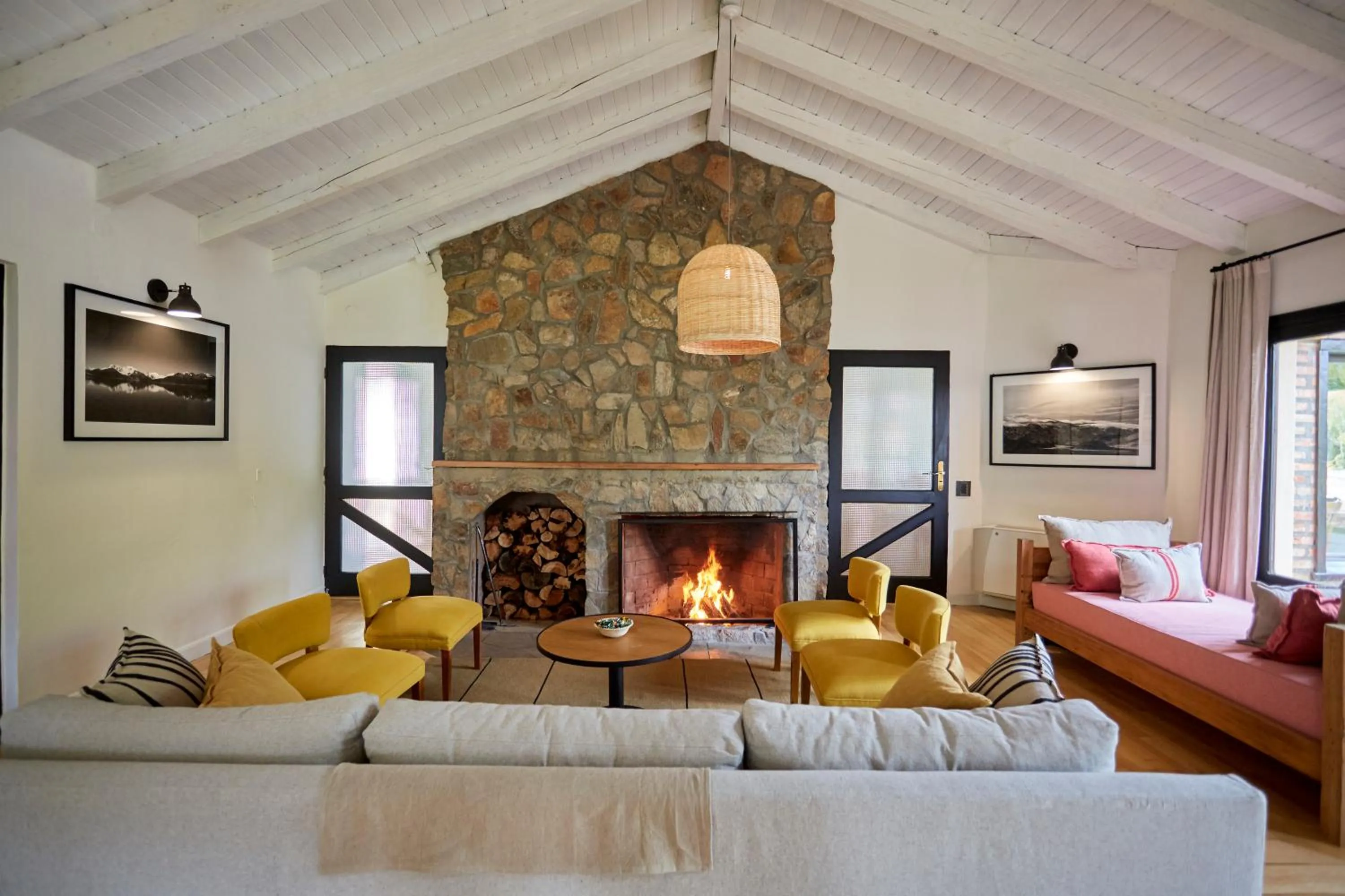 Living room, Bed in Hosteria El Puma