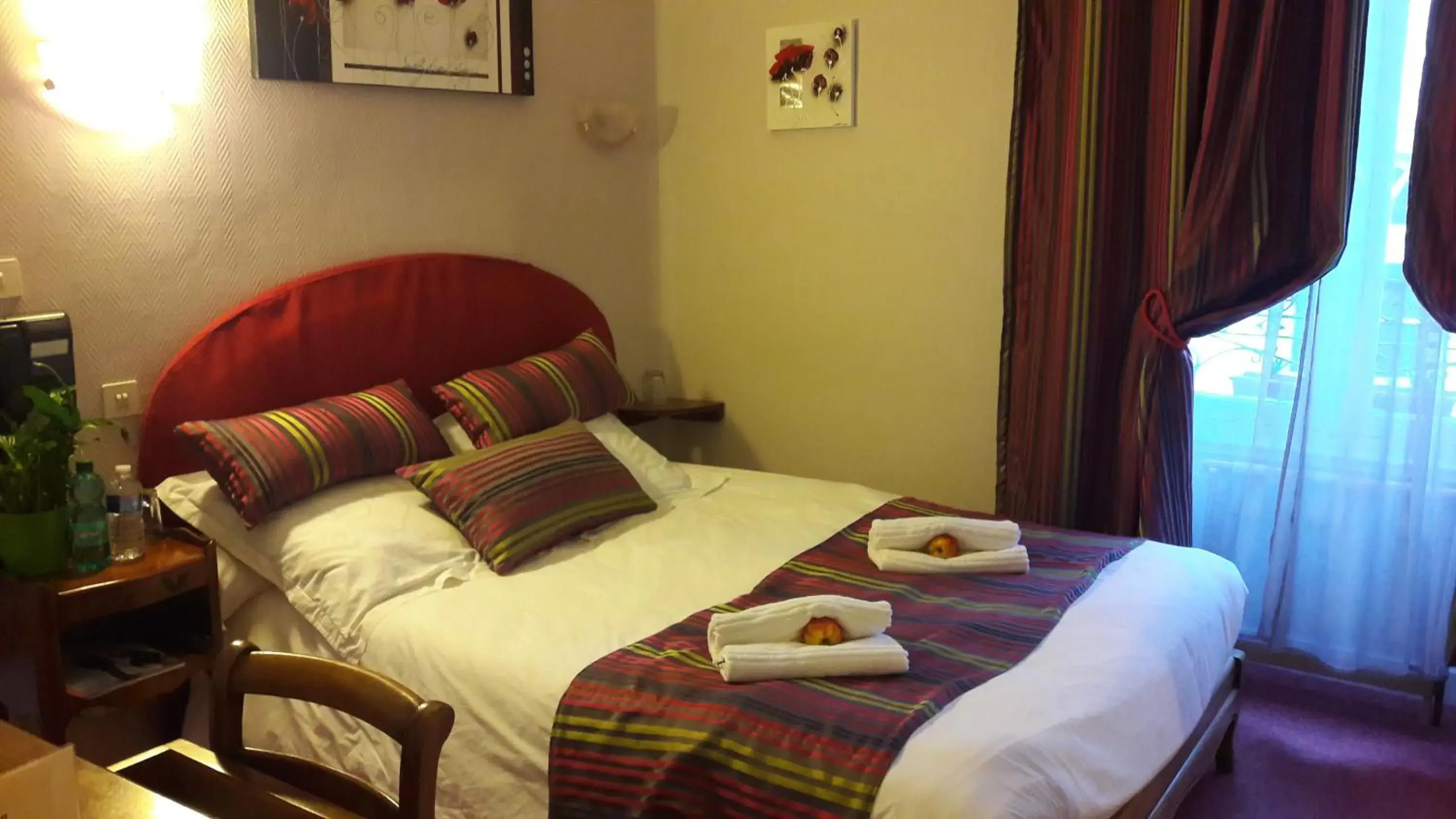 Double Room in Logis Hôtel et Restaurant du Dauphin Double Room in Logis Hôtel et Restaurant du Dauphin