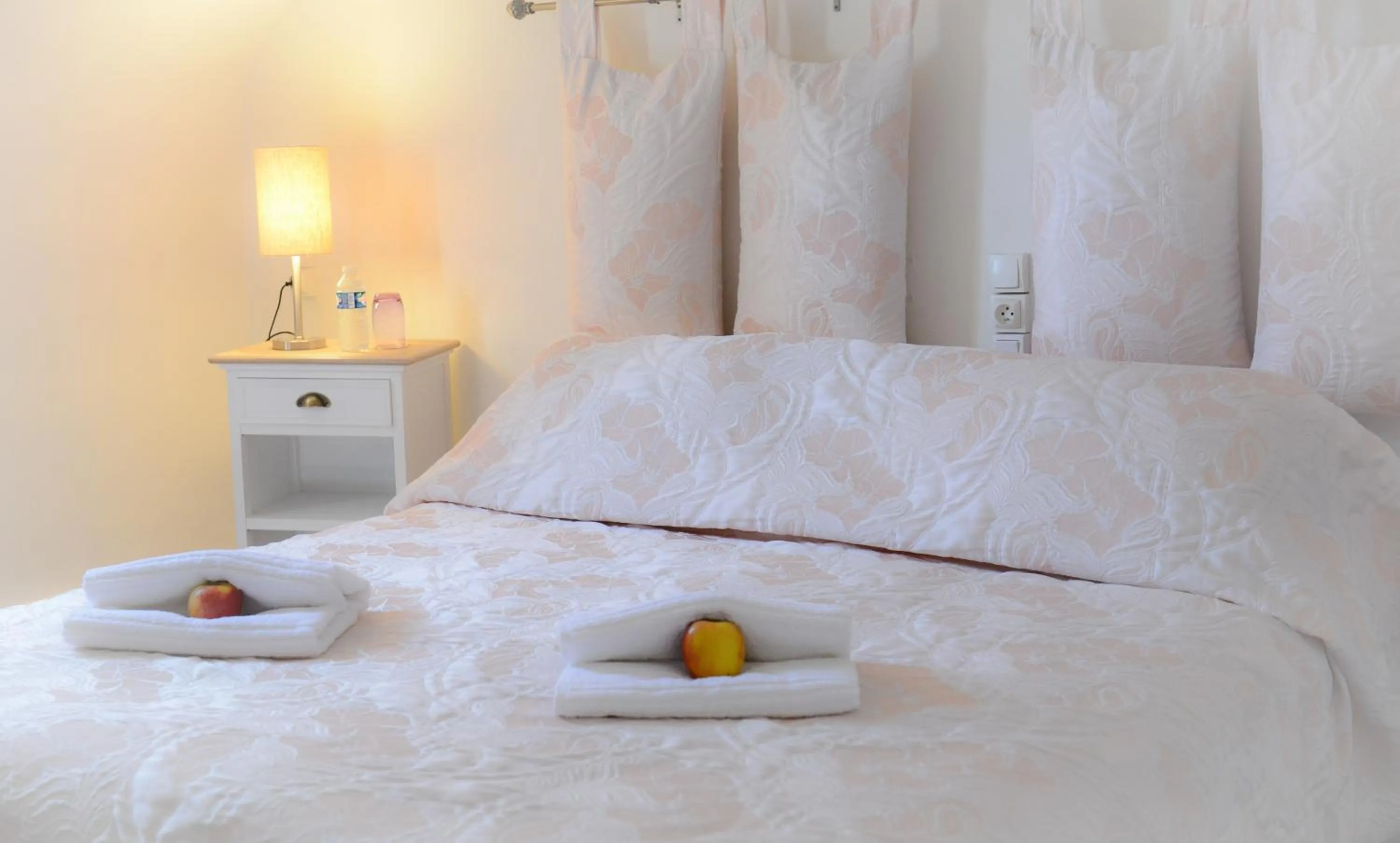 Bed in Logis Hôtel et Restaurant du Dauphin