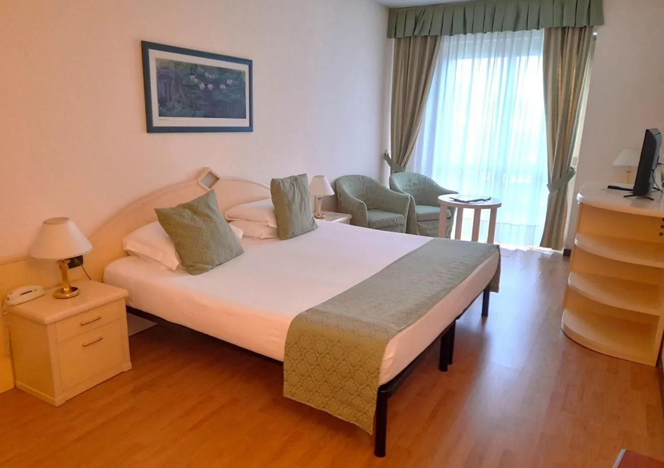 Garden view, Bed in Lido International