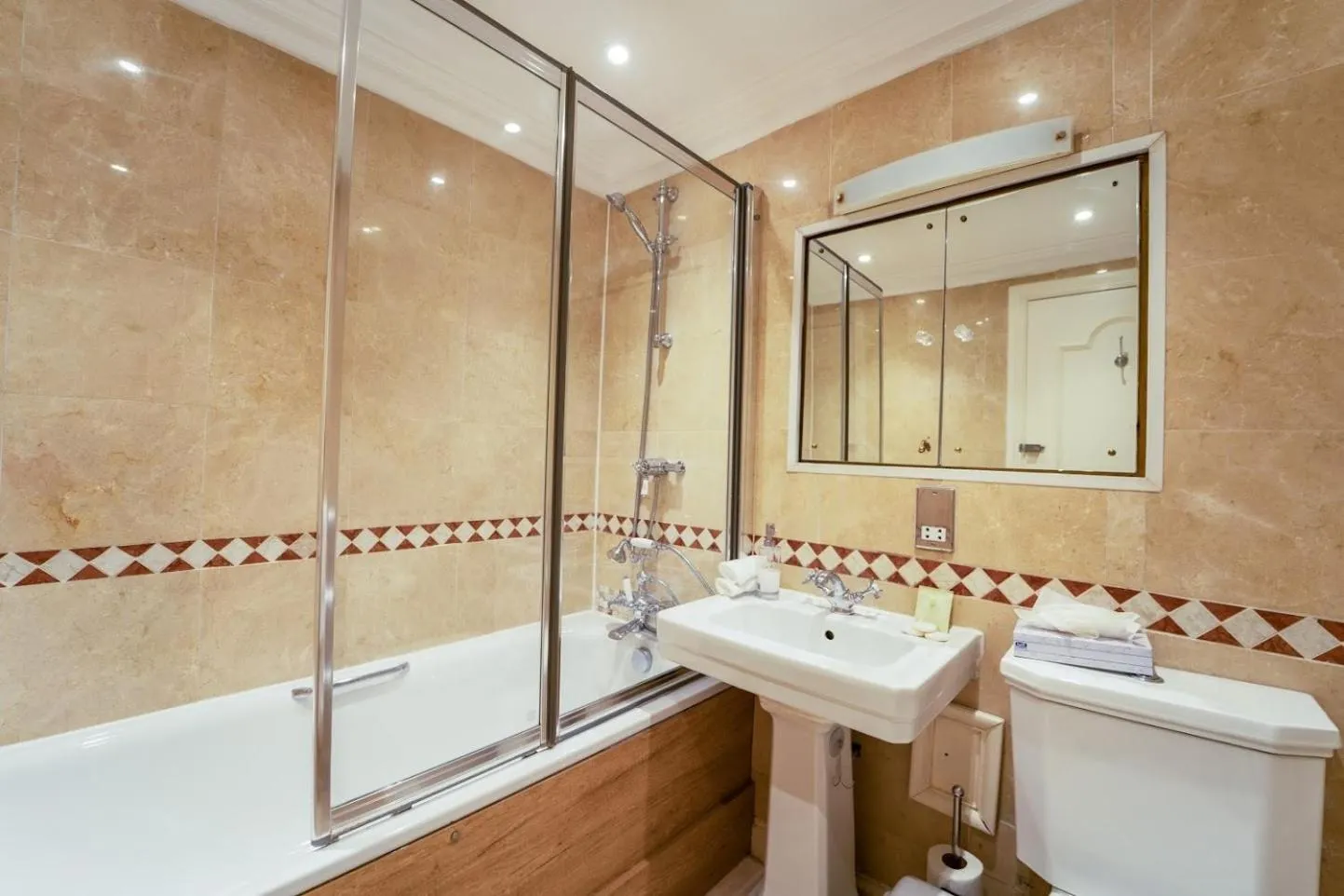 Shower in Stay in bond street