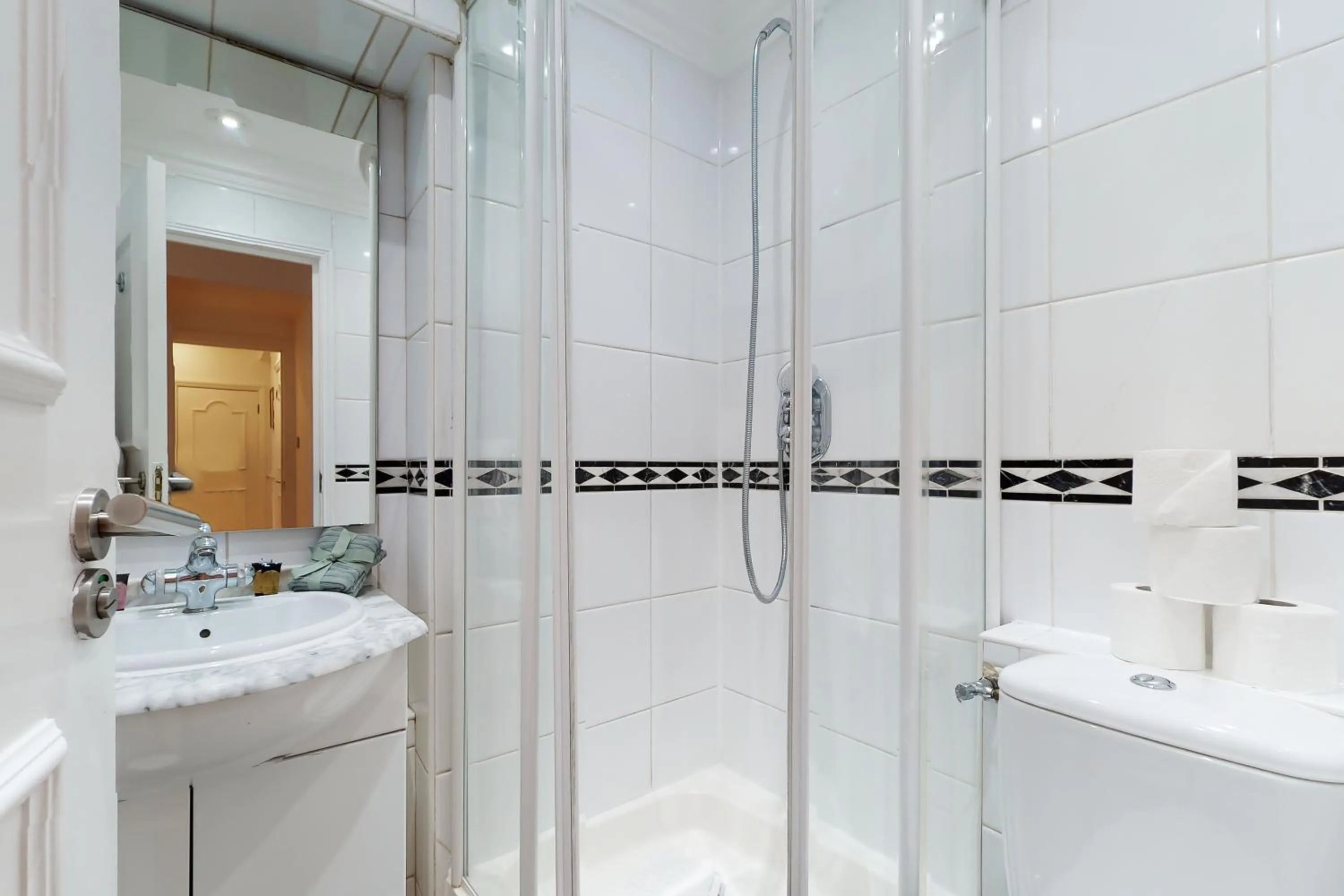 Shower in Stay in bond street