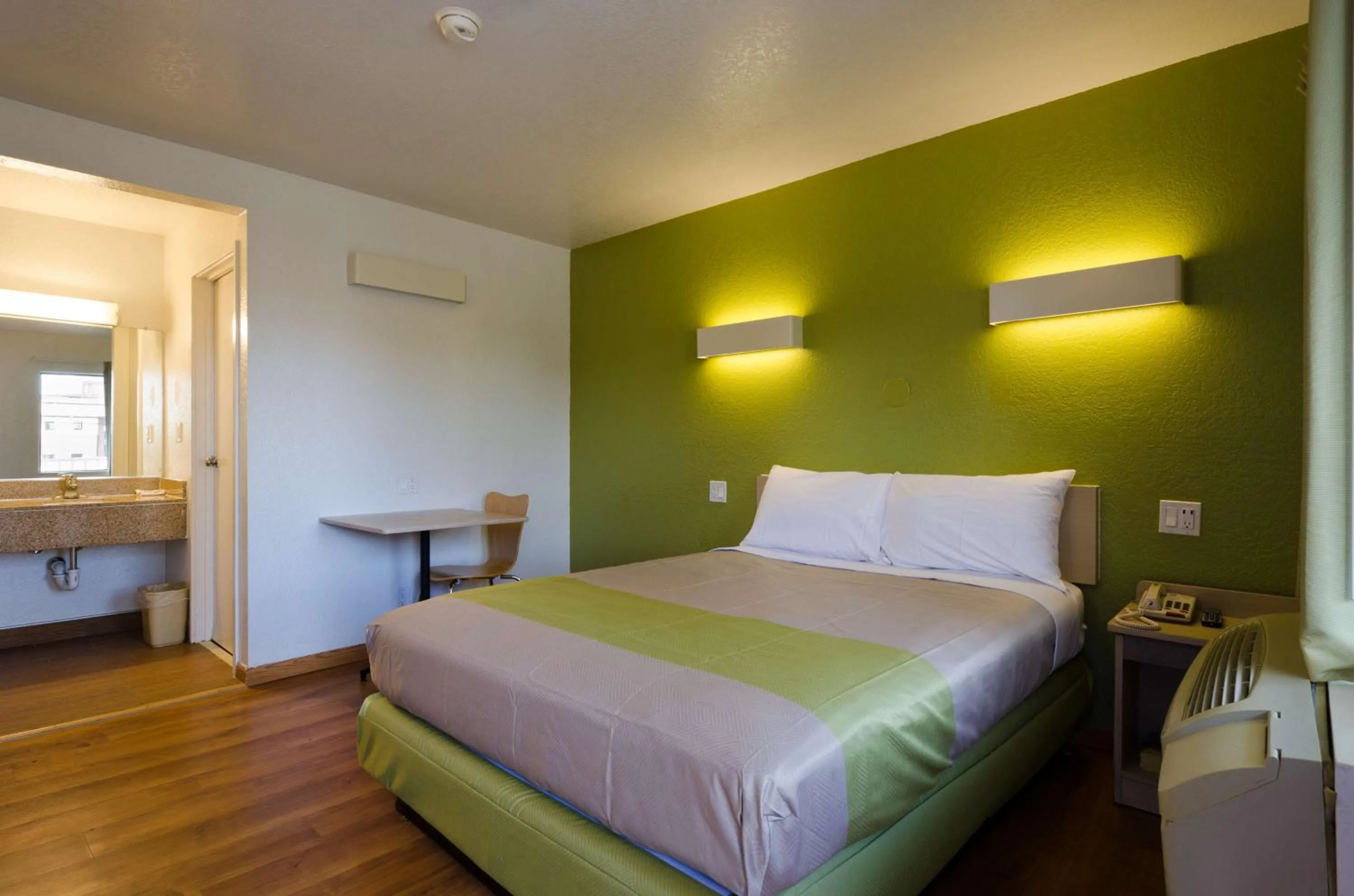 Bathroom, Bed in Motel 6-Camp Springs, DC - South Camp Springs