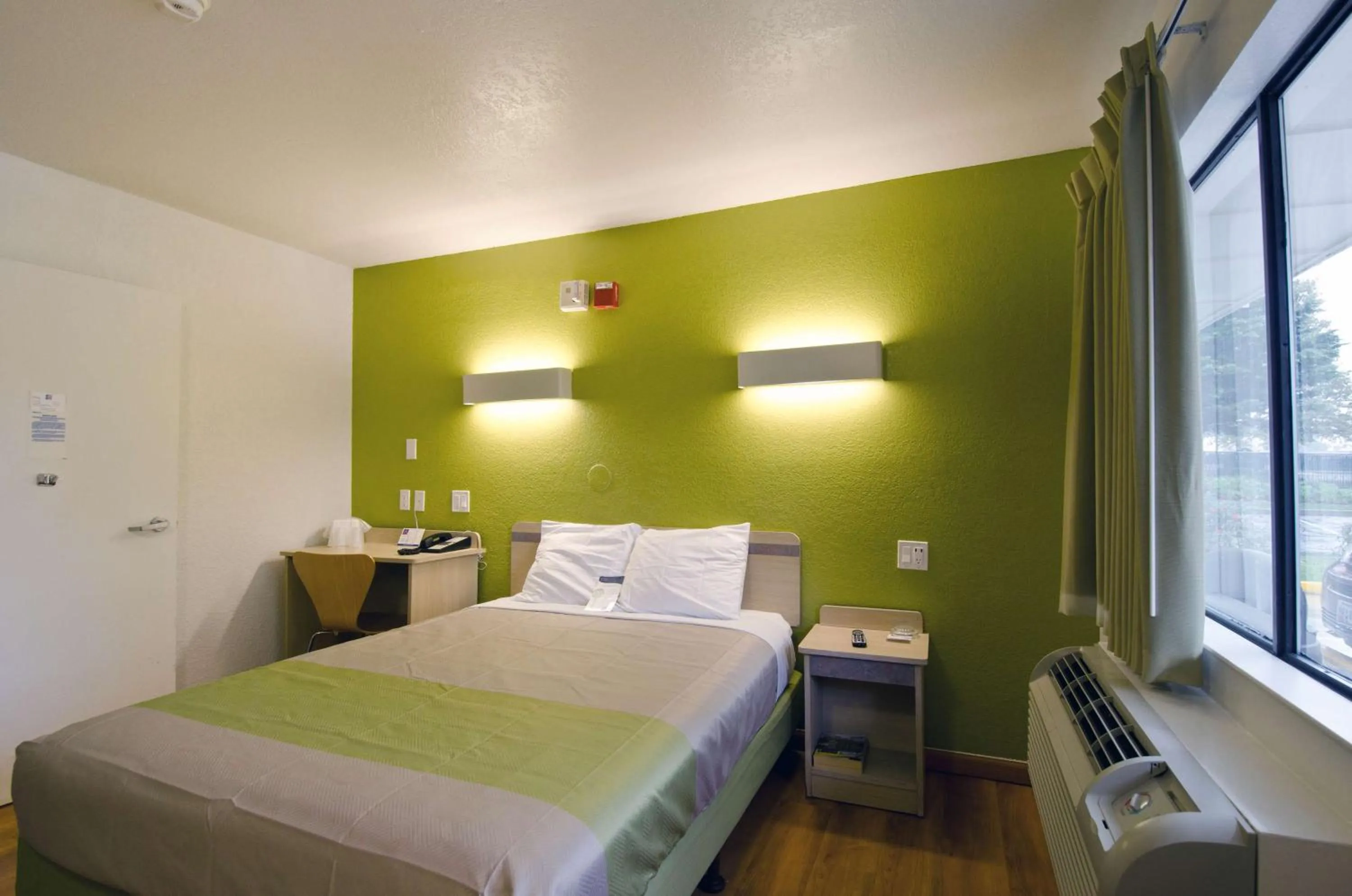 Photo of the whole room, Bed in Motel 6-Camp Springs, DC - South Camp Springs