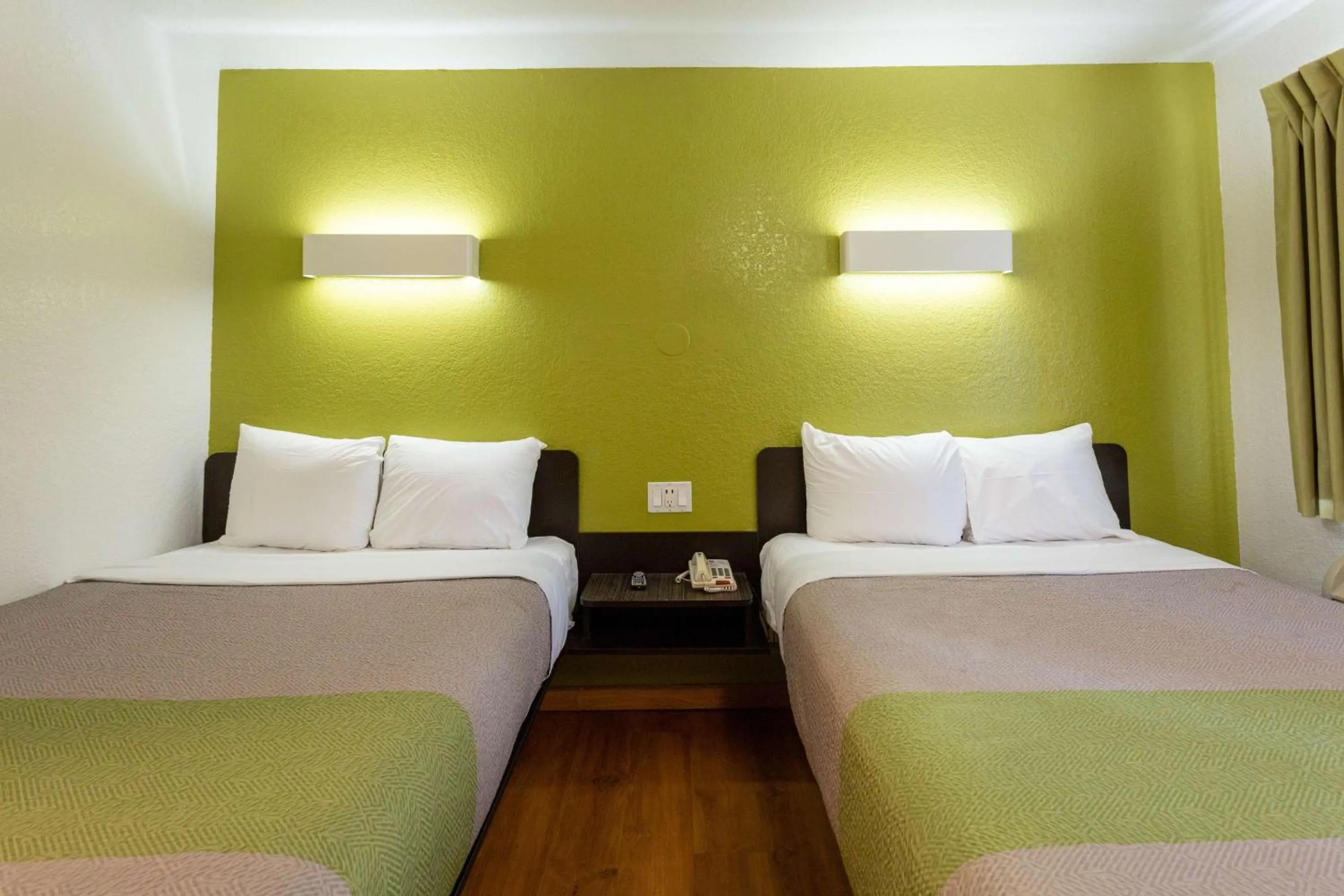 Photo of the whole room, Bed in Motel 6-Camp Springs, DC - South Camp Springs