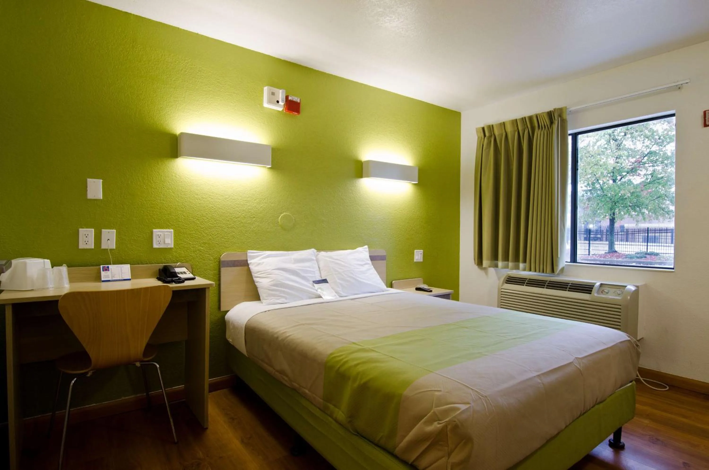 Photo of the whole room, Bed in Motel 6-Camp Springs, DC - South Camp Springs