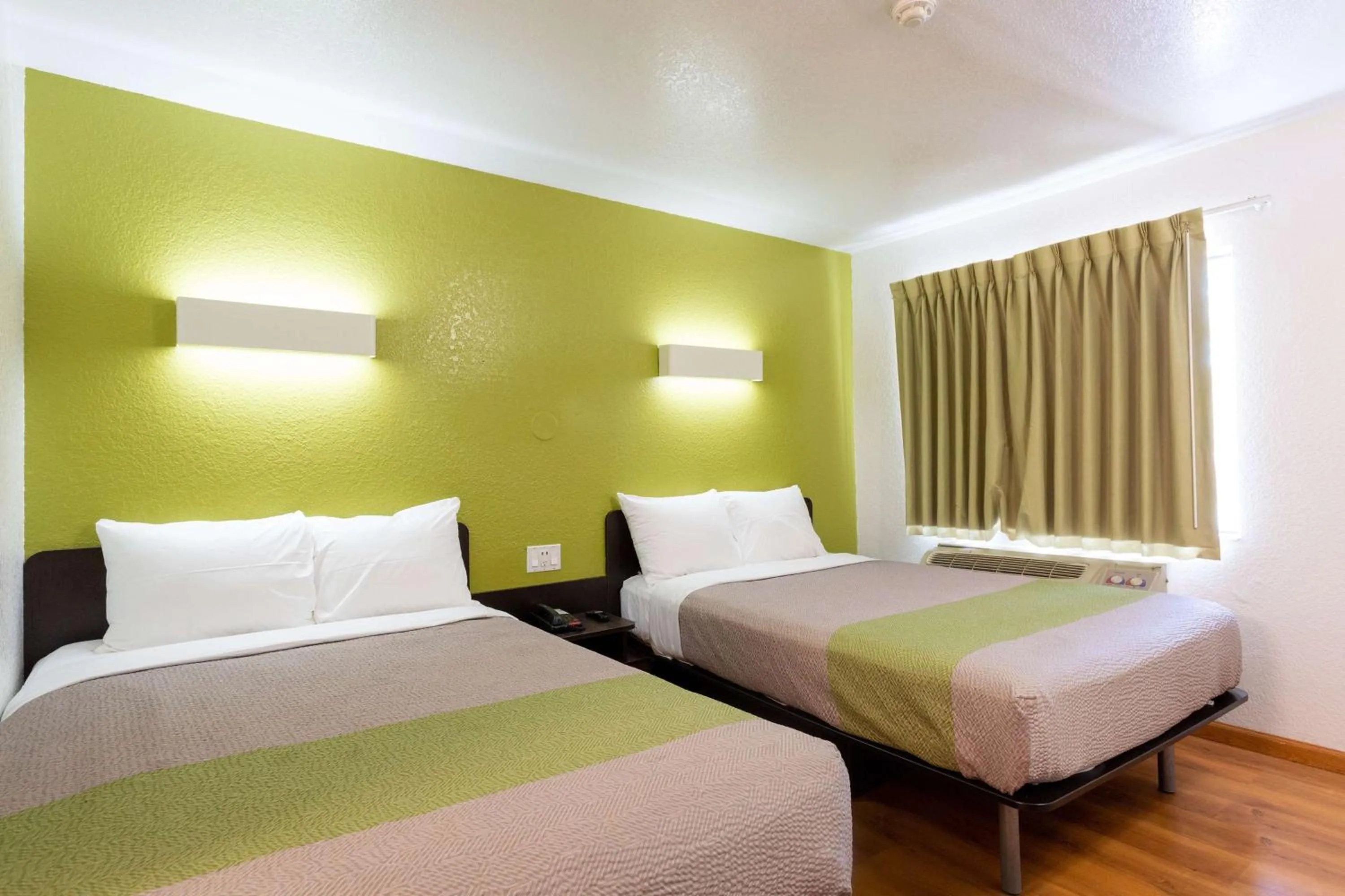 Photo of the whole room, Bed in Motel 6-Camp Springs, DC - South Camp Springs