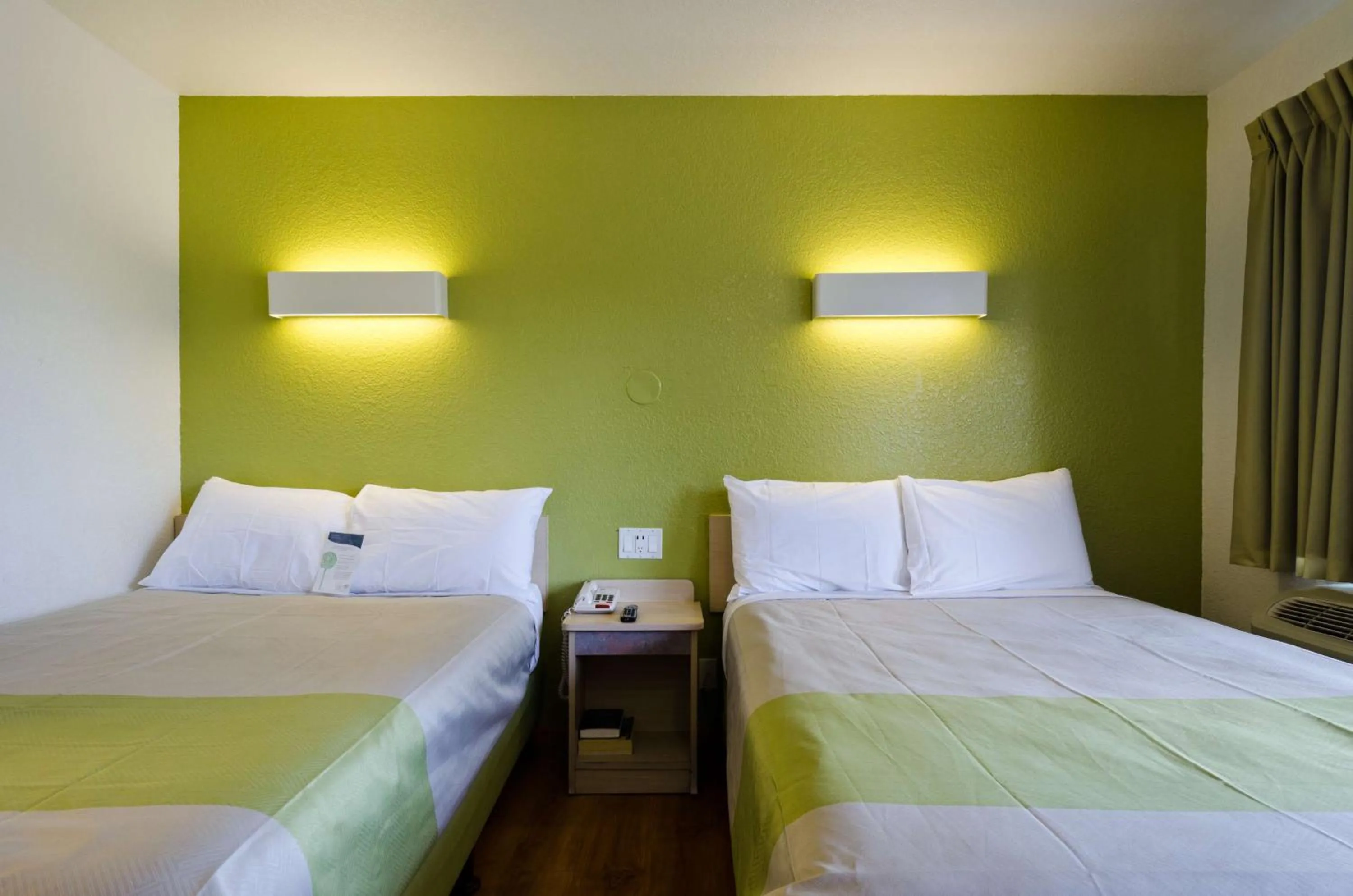 Photo of the whole room, Bed in Motel 6-Camp Springs, DC - South Camp Springs