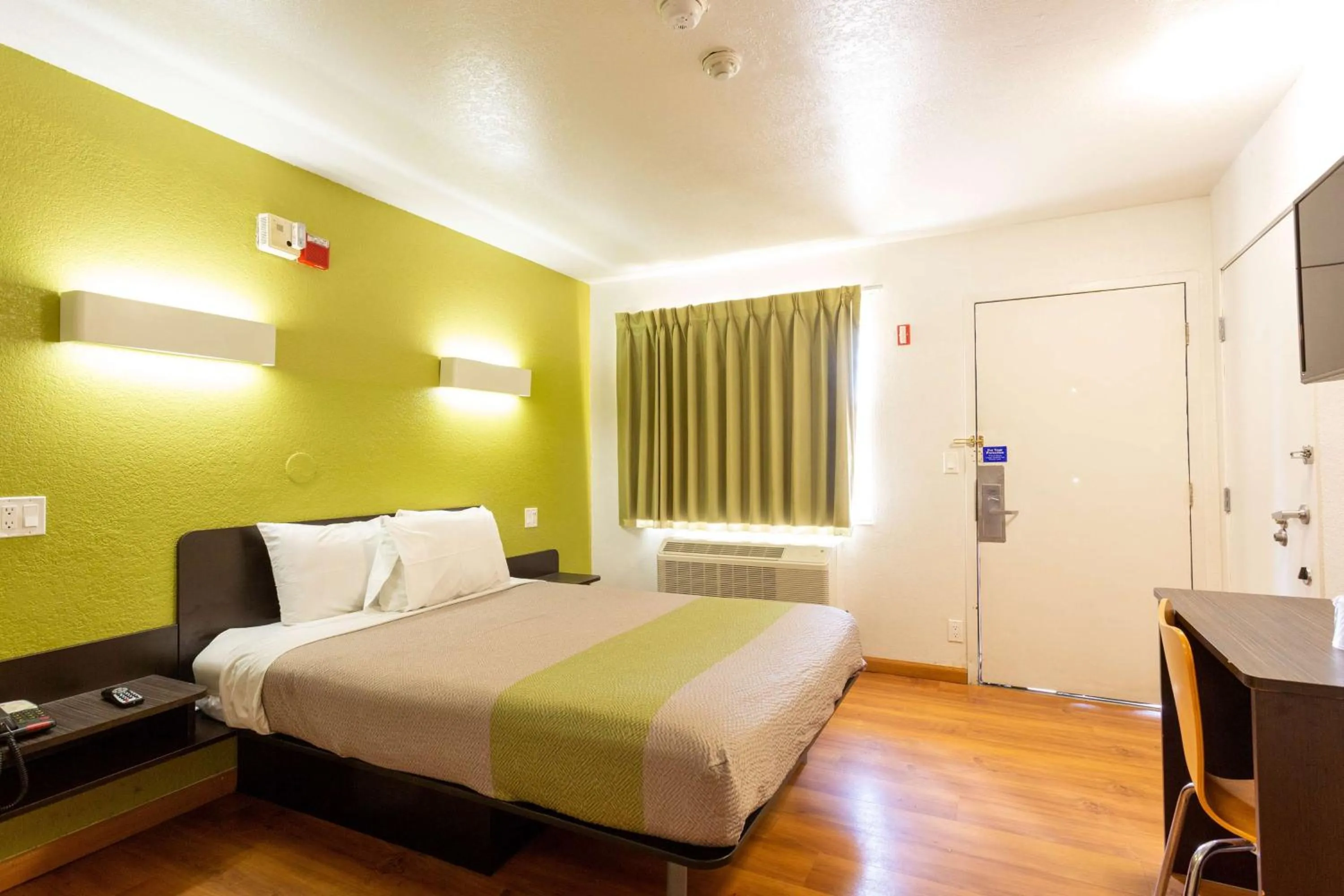 Photo of the whole room, Bed in Motel 6-Camp Springs, DC - South Camp Springs