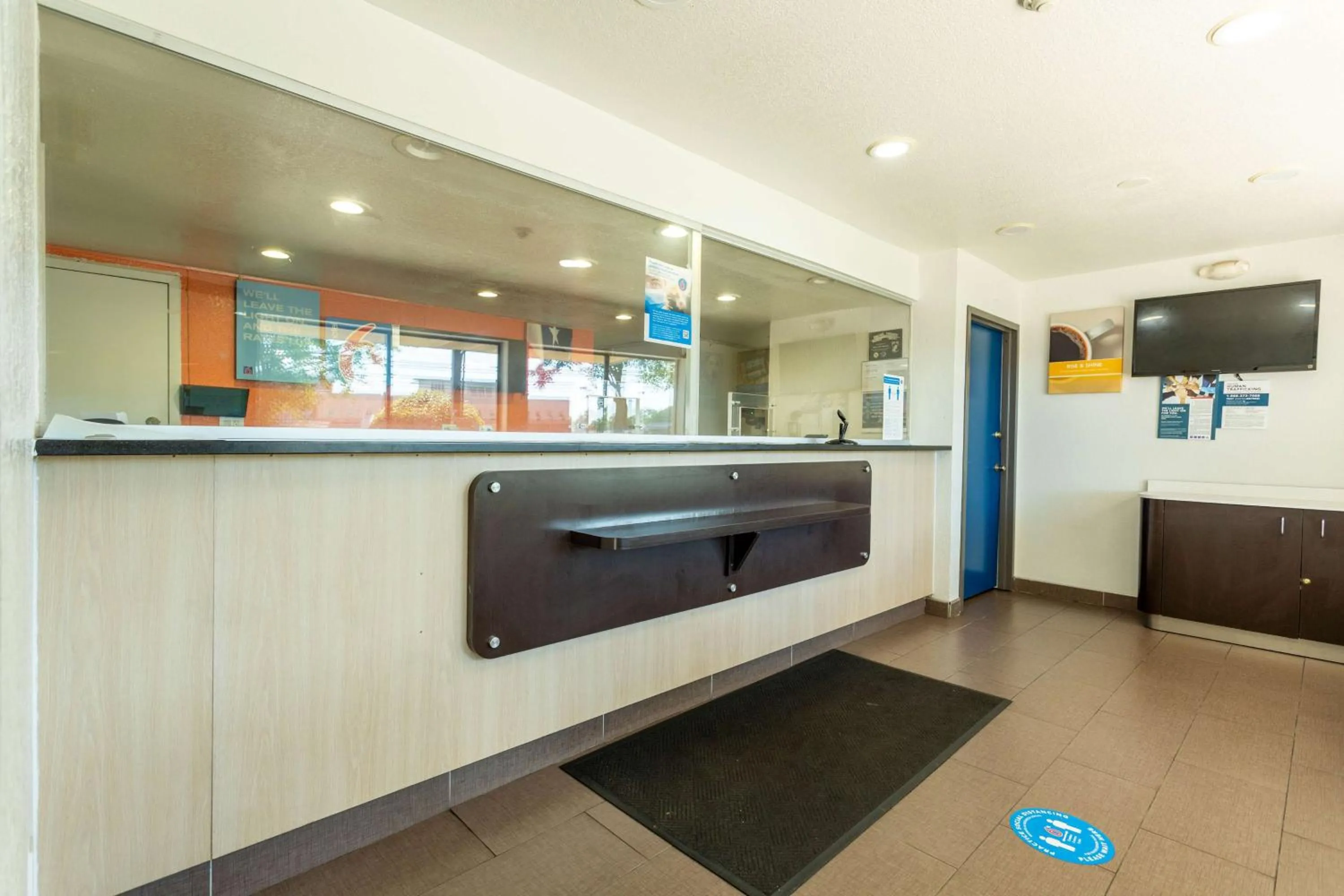 Lobby or reception in Motel 6-Camp Springs, DC - South Camp Springs