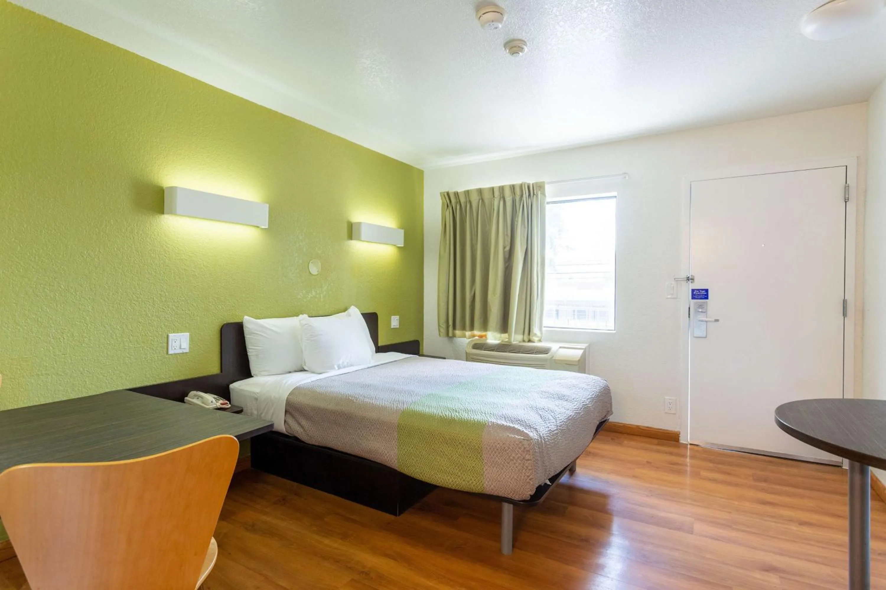 Photo of the whole room, Bed in Motel 6-Camp Springs, DC - South Camp Springs