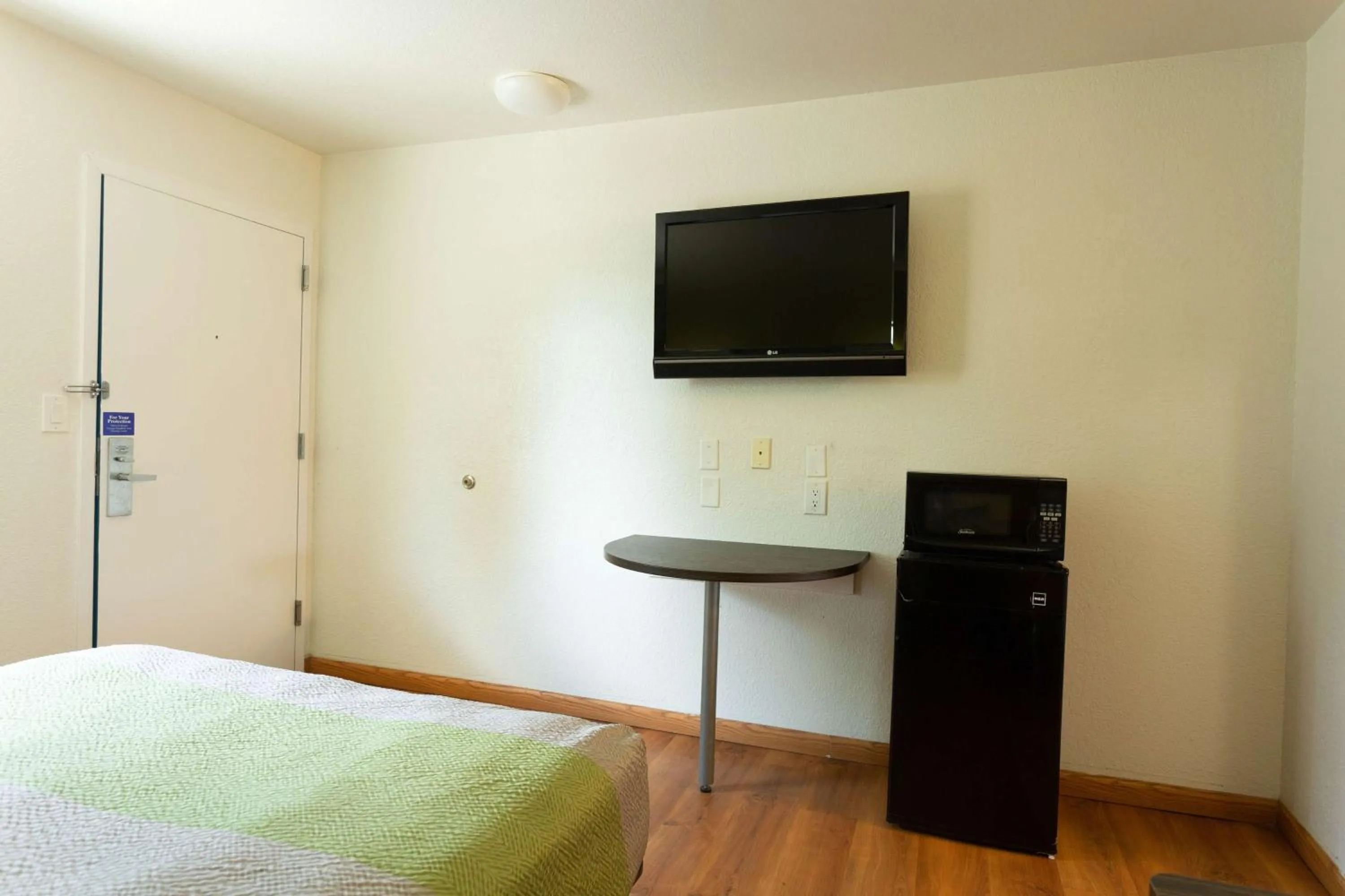 Photo of the whole room, Bed in Motel 6-Camp Springs, DC - South Camp Springs