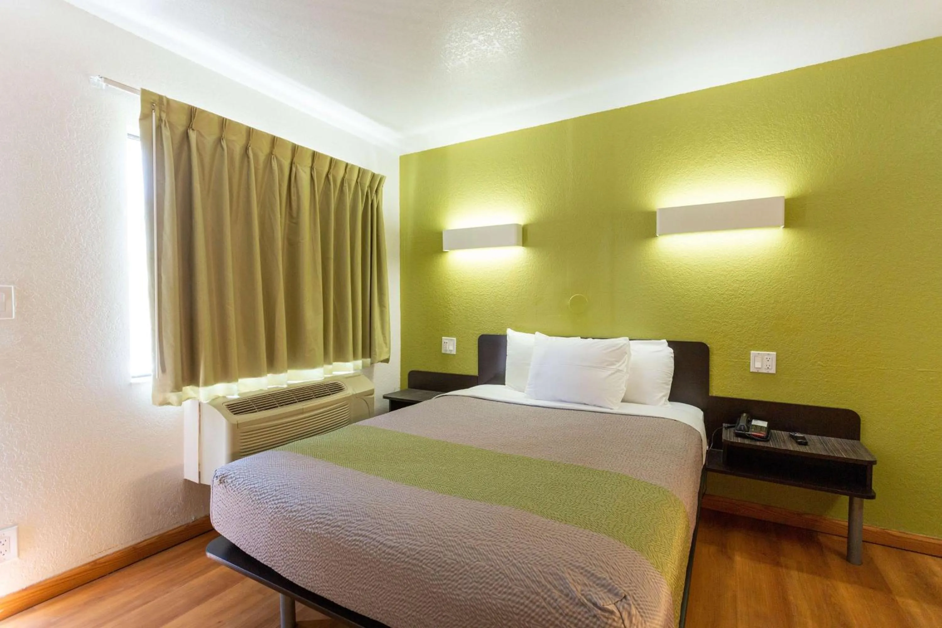 Photo of the whole room, Bed in Motel 6-Camp Springs, DC - South Camp Springs