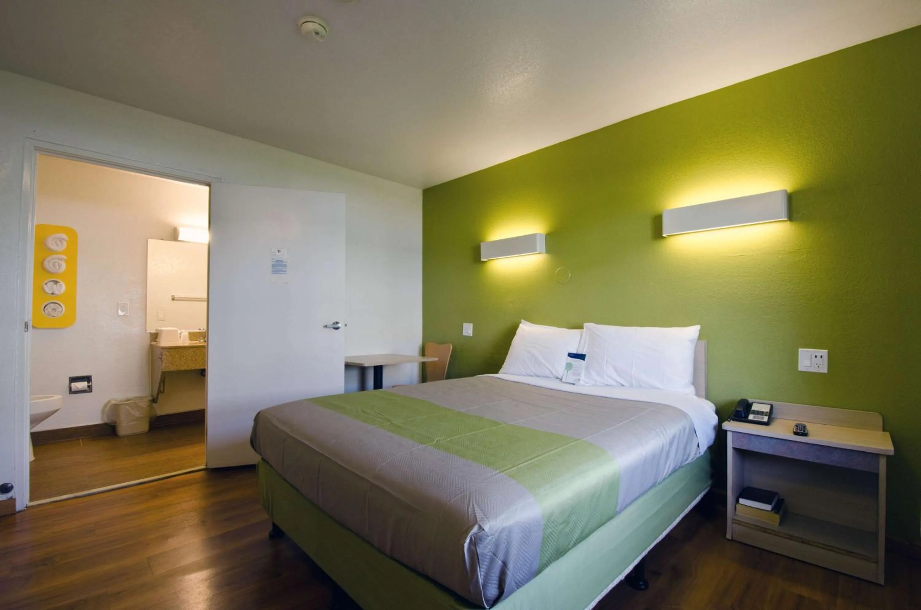 Toilet, Bed in Motel 6-Camp Springs, DC - South Camp Springs