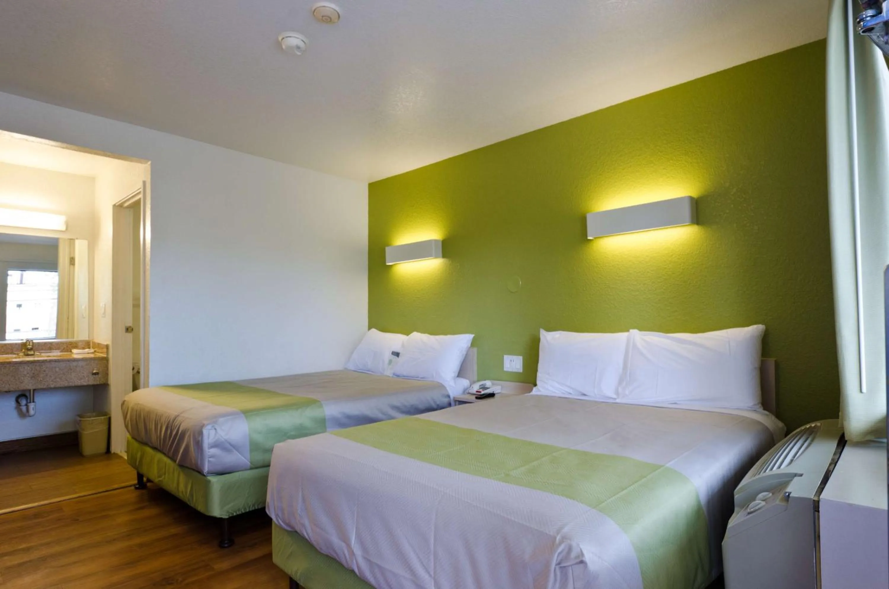 Bathroom, Bed in Motel 6-Camp Springs, DC - South Camp Springs