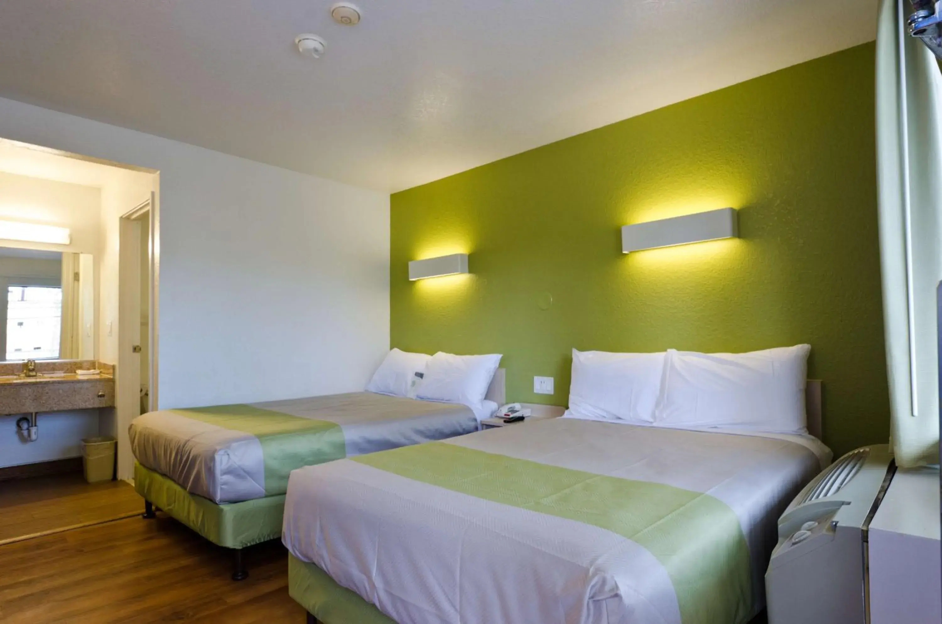 Deluxe Quadruple Room - Smoking in Motel 6-Camp Springs, DC - South Camp Springs Deluxe Quadruple Room - Smoking in Motel 6-Camp Springs, DC - South Camp Springs