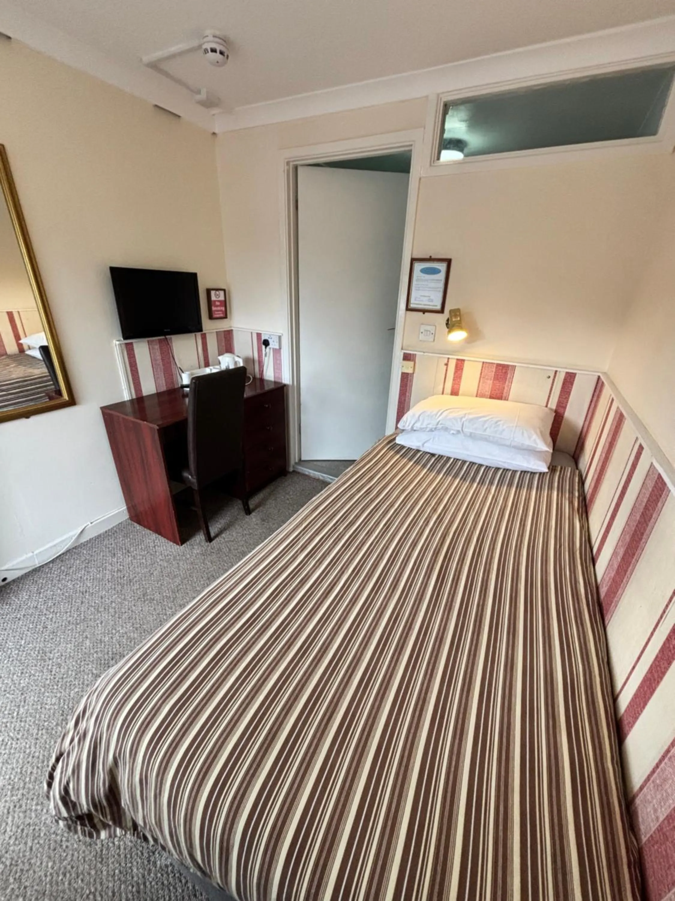 Bedroom, Bed in The Old Lamb