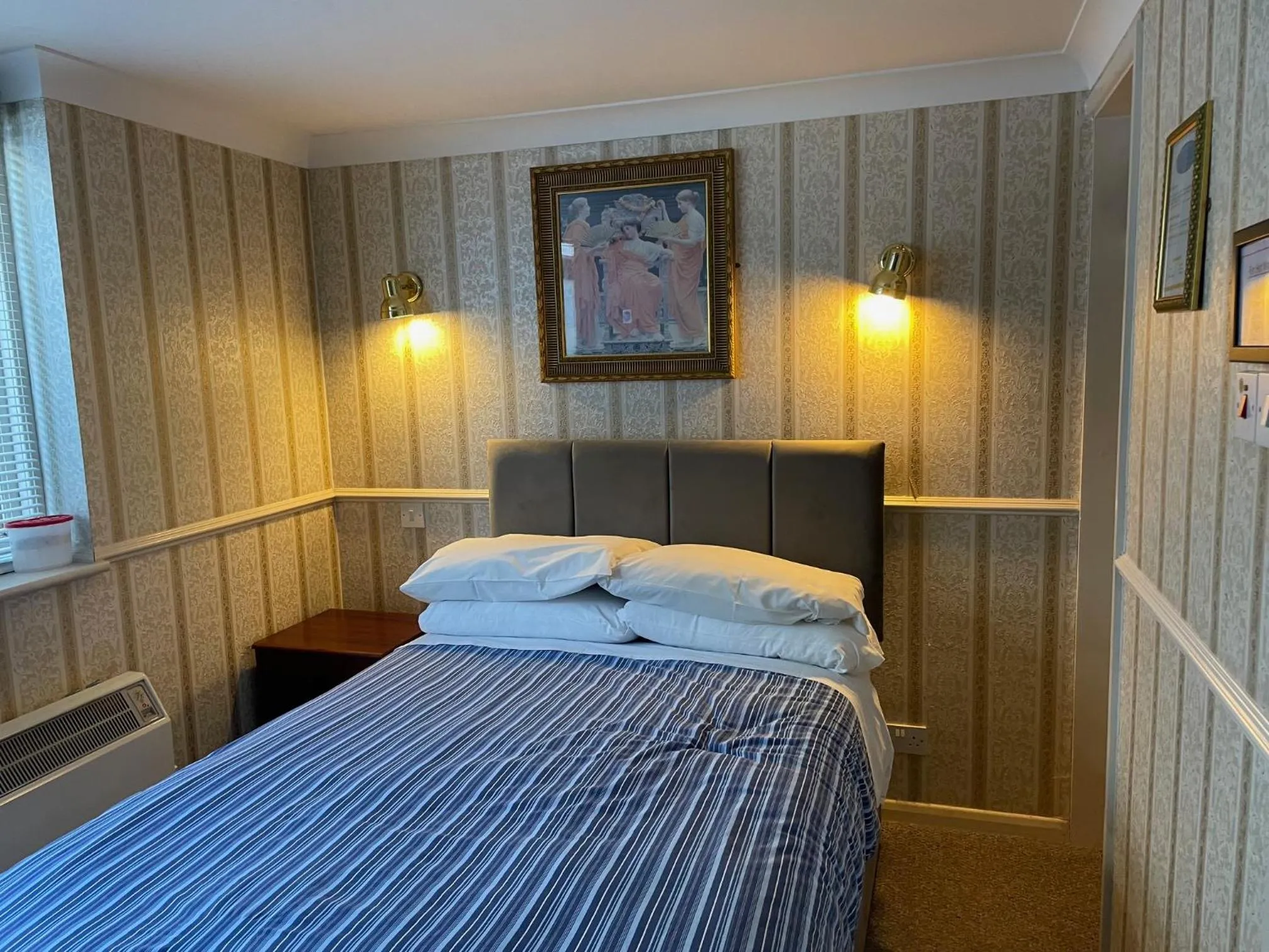 Bedroom, Bed in The Old Lamb